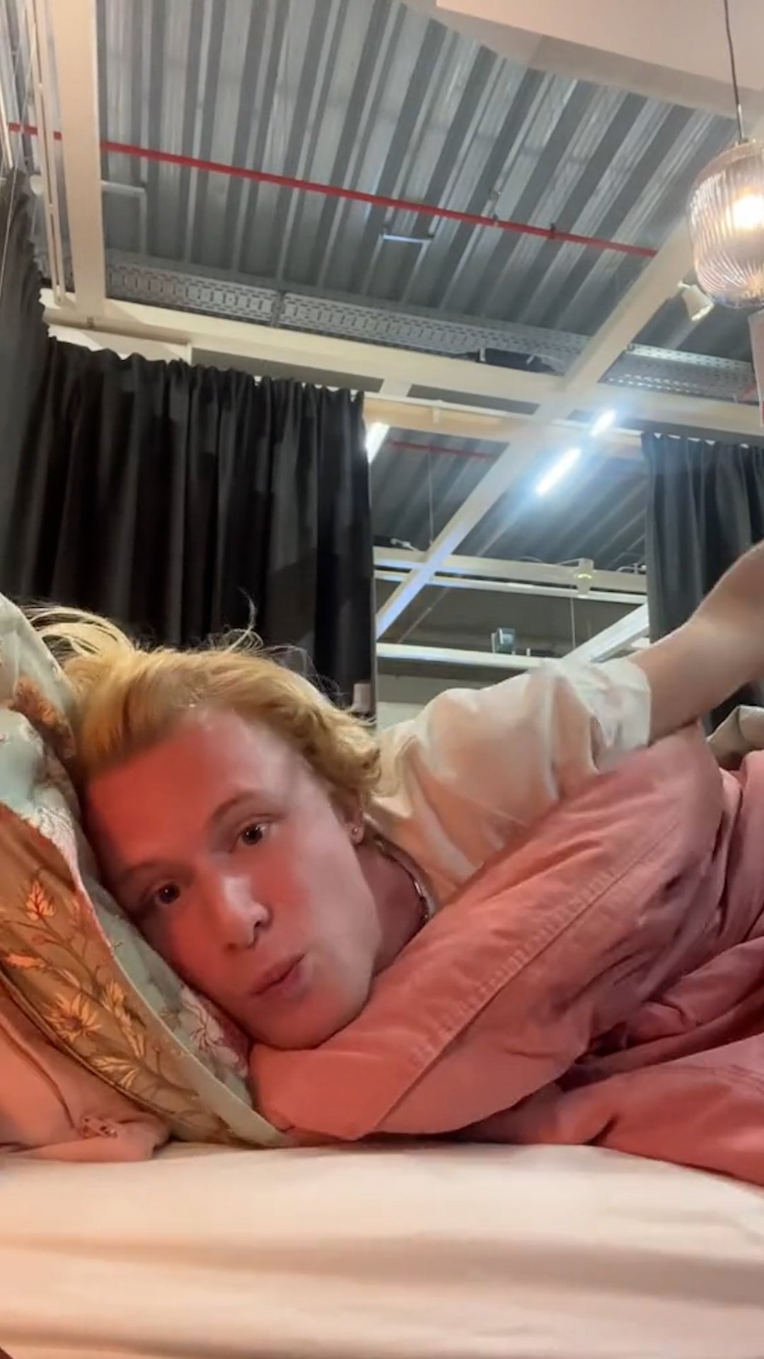 Elias verwilt in Ikea.jpg