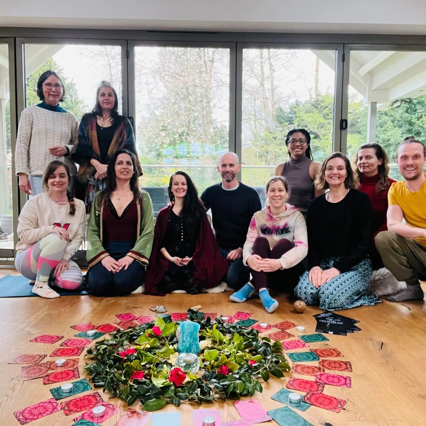 What a magical experience we shared on our Easter Rejuven Yoga at @mountfield_retreat! Collaborating  with @lydiasacredsong and being surrounded by amazing sisters like @renata_zemanova and @marieinsta was truly a blessing. Your grace and support mad