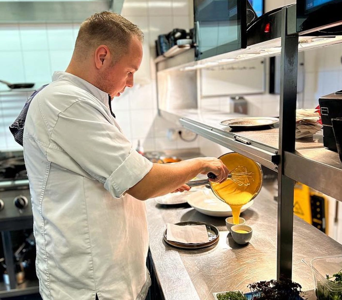De chef aan het werk in de keuken van 't Schor