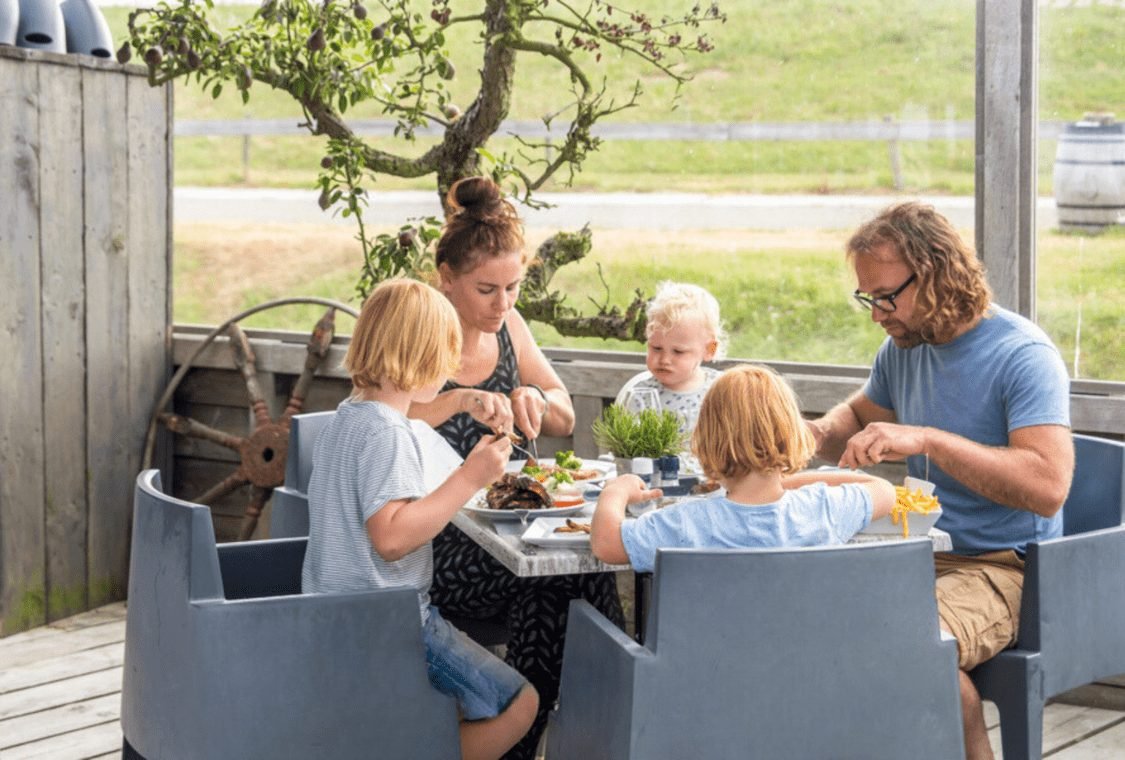 Gezin aan tafel op het terras van restaurant 't Schor in Paal aan de Schelde