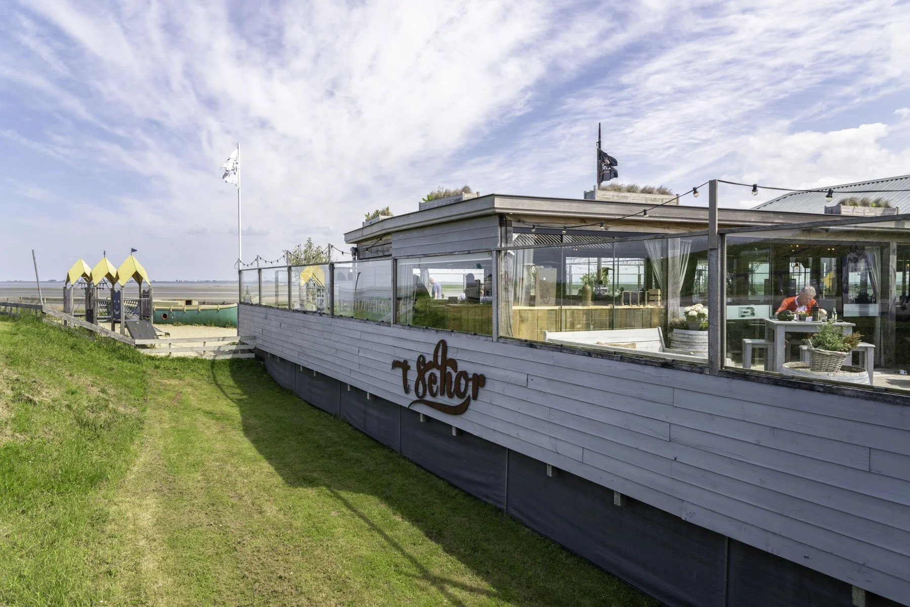 Dijkpaviljoen 't Schor met terras aan de Schelde