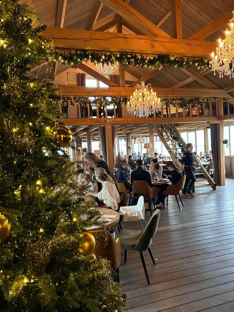 Het restaurant van Paviljoen 't Schor in kerstsfeer