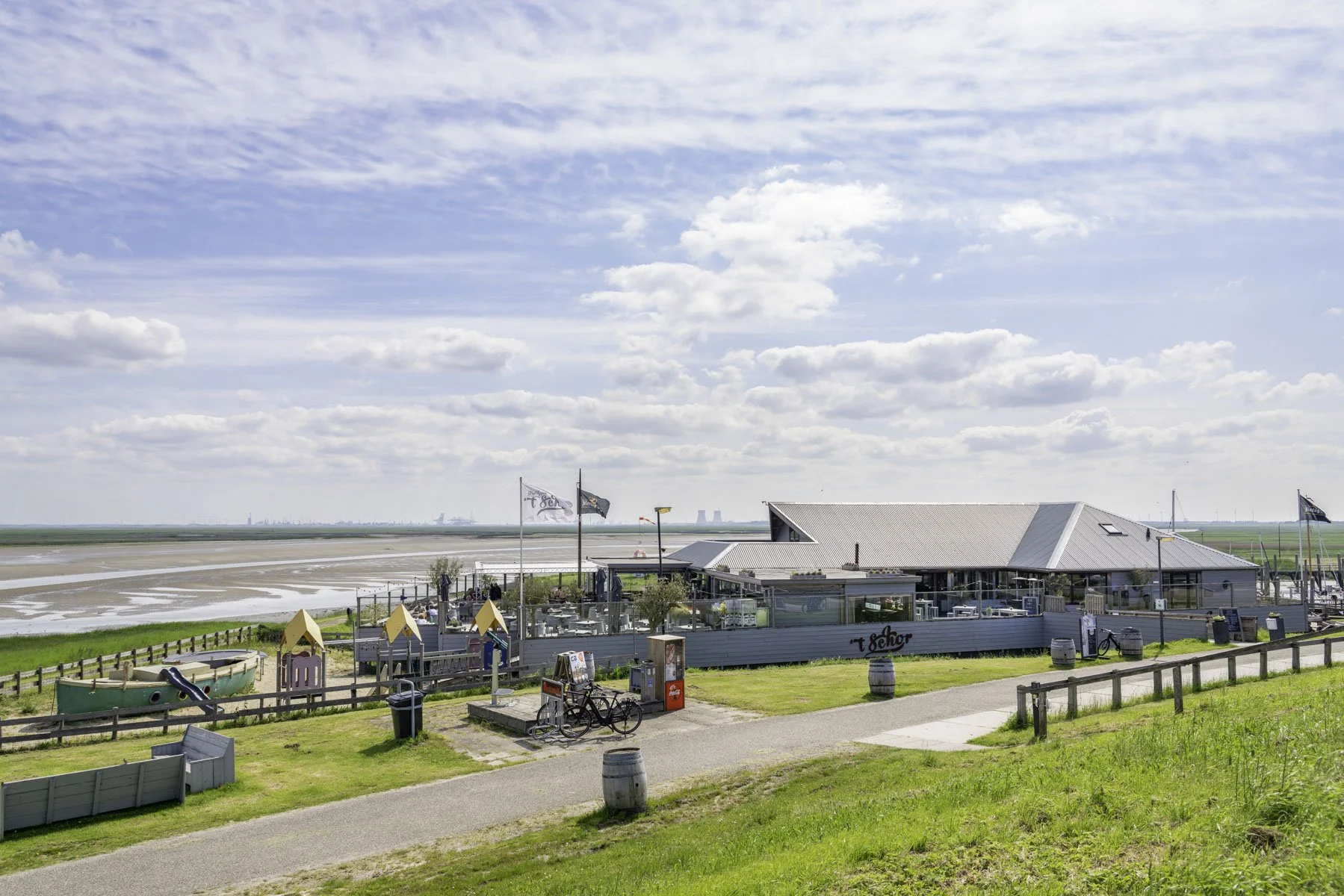 De dijk bij Paal met Paviljoen 't Schor en de Westerschelde