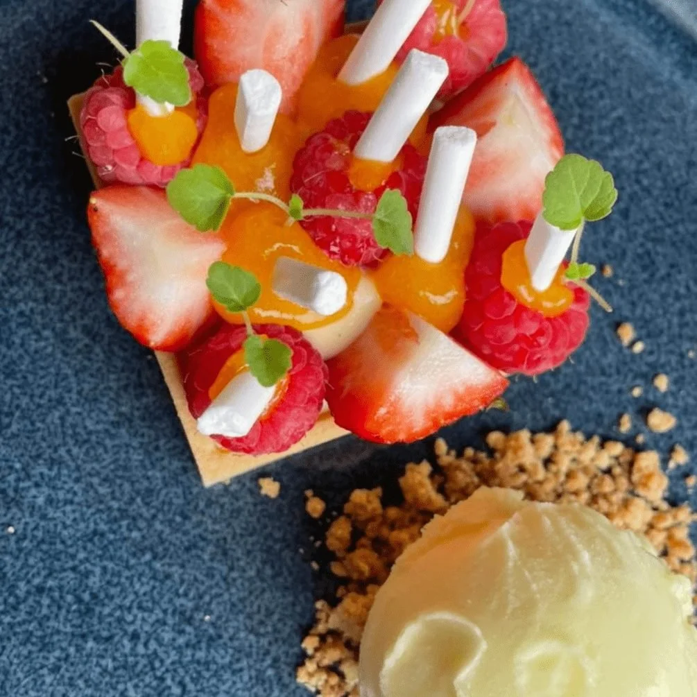 Dessert met verse aardbeien bij restaurant 't Schor in Paal