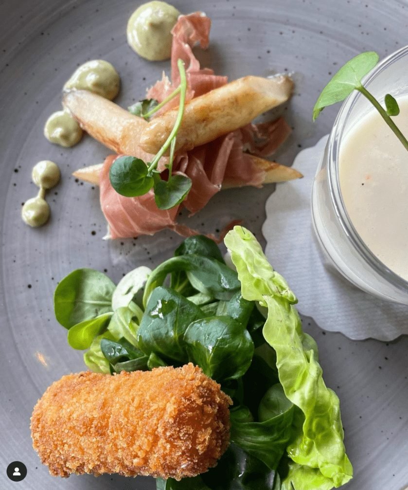 Seizoensgerecht met witte asperges bij restaurant 't Schor aan de Schelde