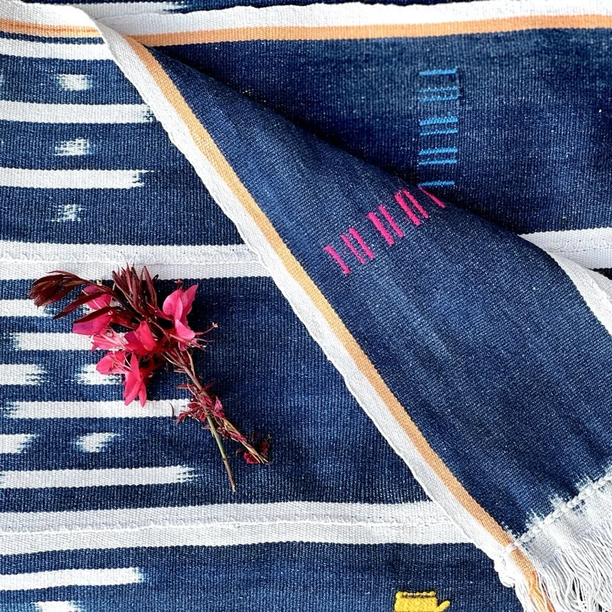 Baoulé blanket navy and white closeup