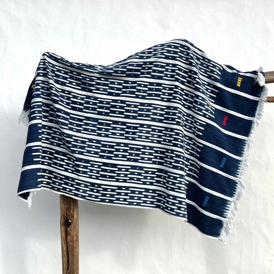 Baoulé blanket navy and white hanging 1