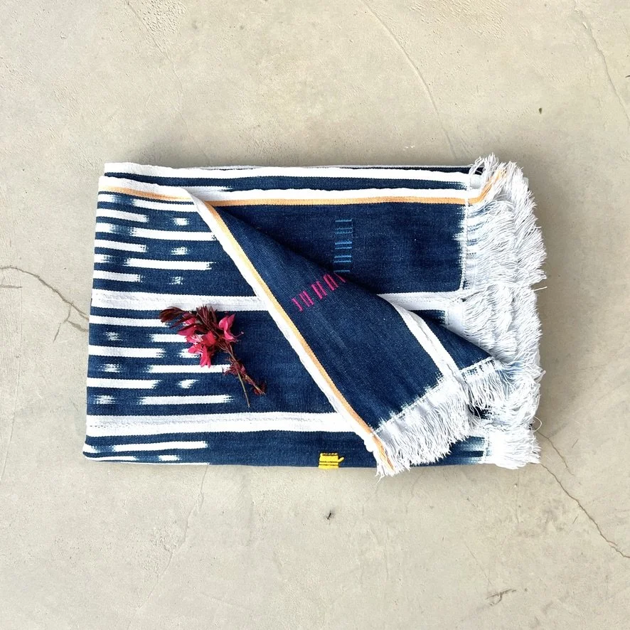 Baoulé blanket navy and white folded