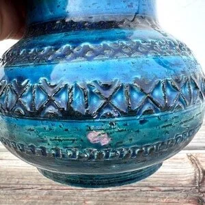 Aldo Londi Rimini Blu jug closeup chip