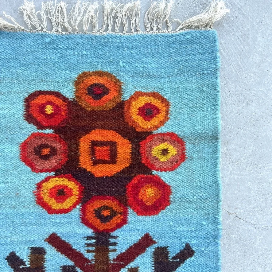Polish abstract 70s flower tapestry closeup 1