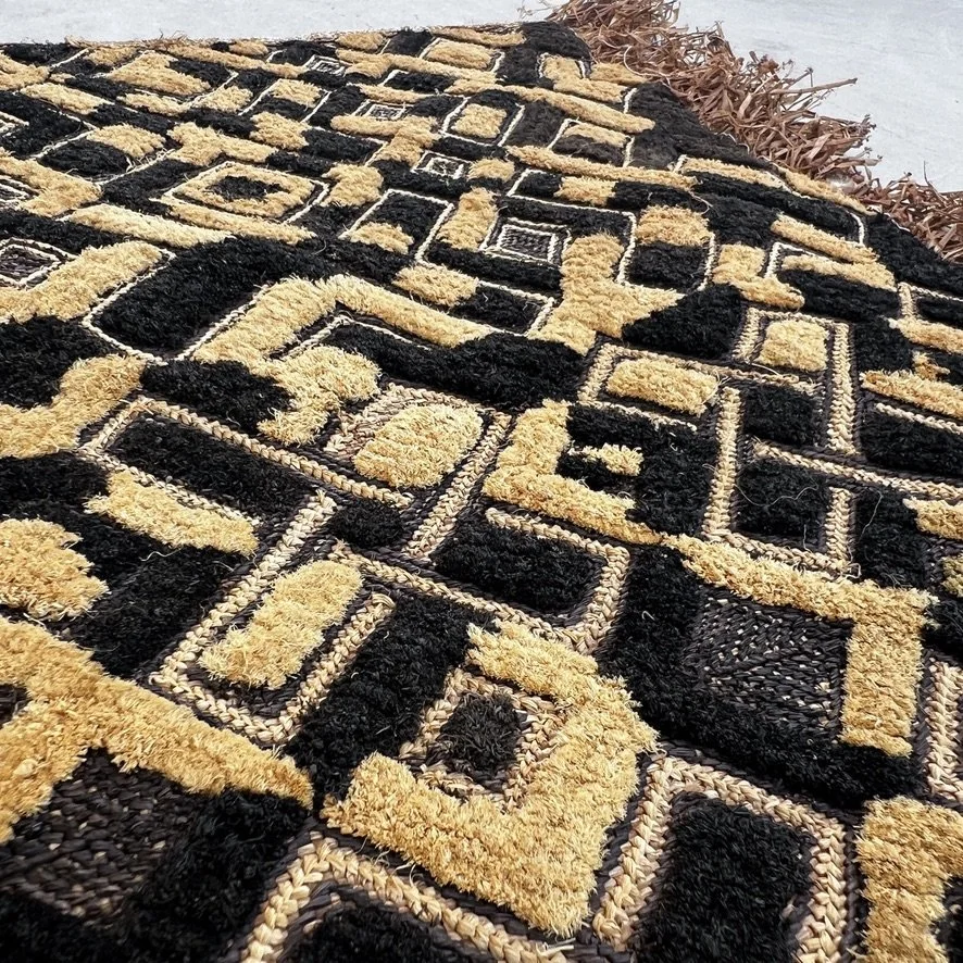 Kuba cloth large with fringe closeup 1