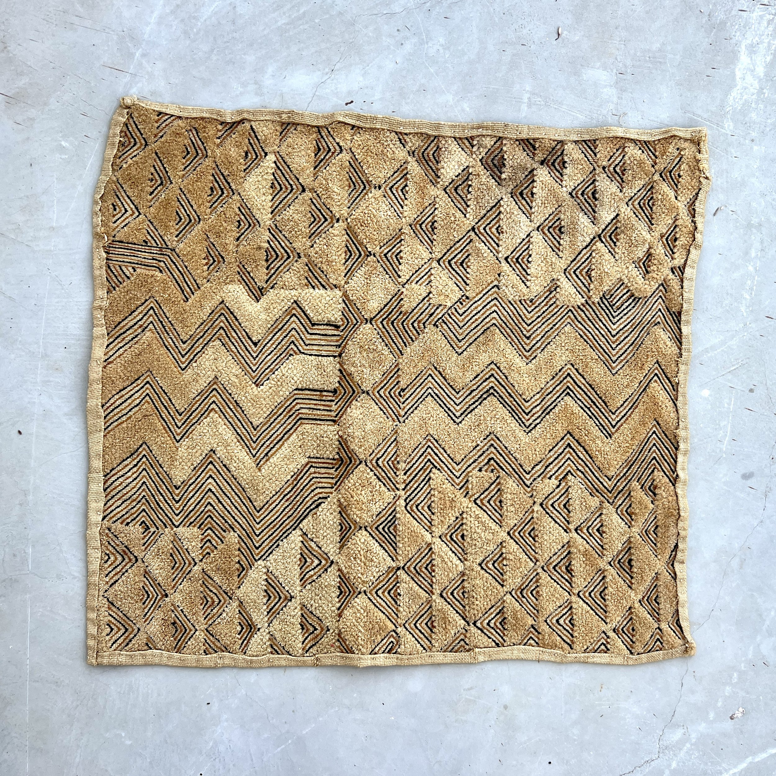 Kuba cloth small zigzag front