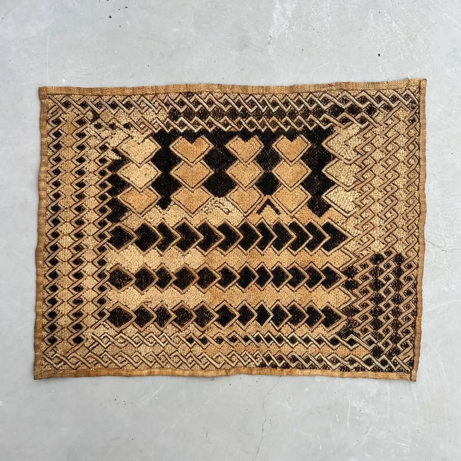 Kuba cloth Kasai velvet heart shapes main