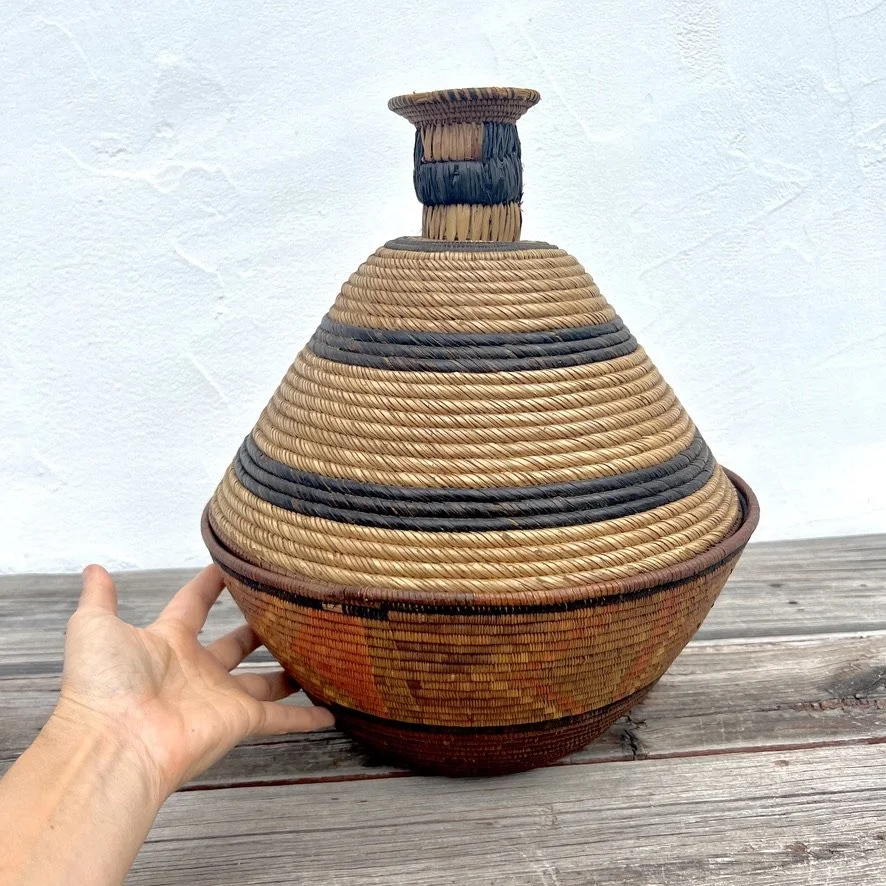 Rwandan basket with lid with hand