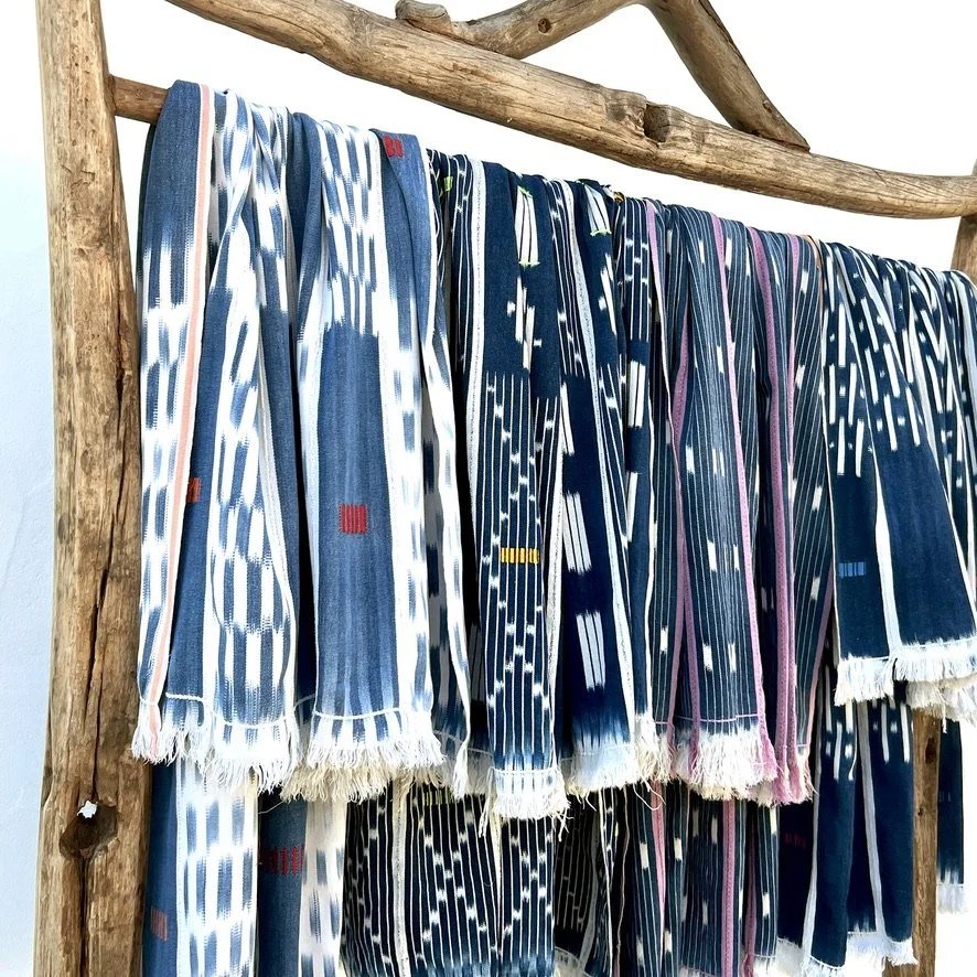 Baoulé blanket navy and white with other blankets