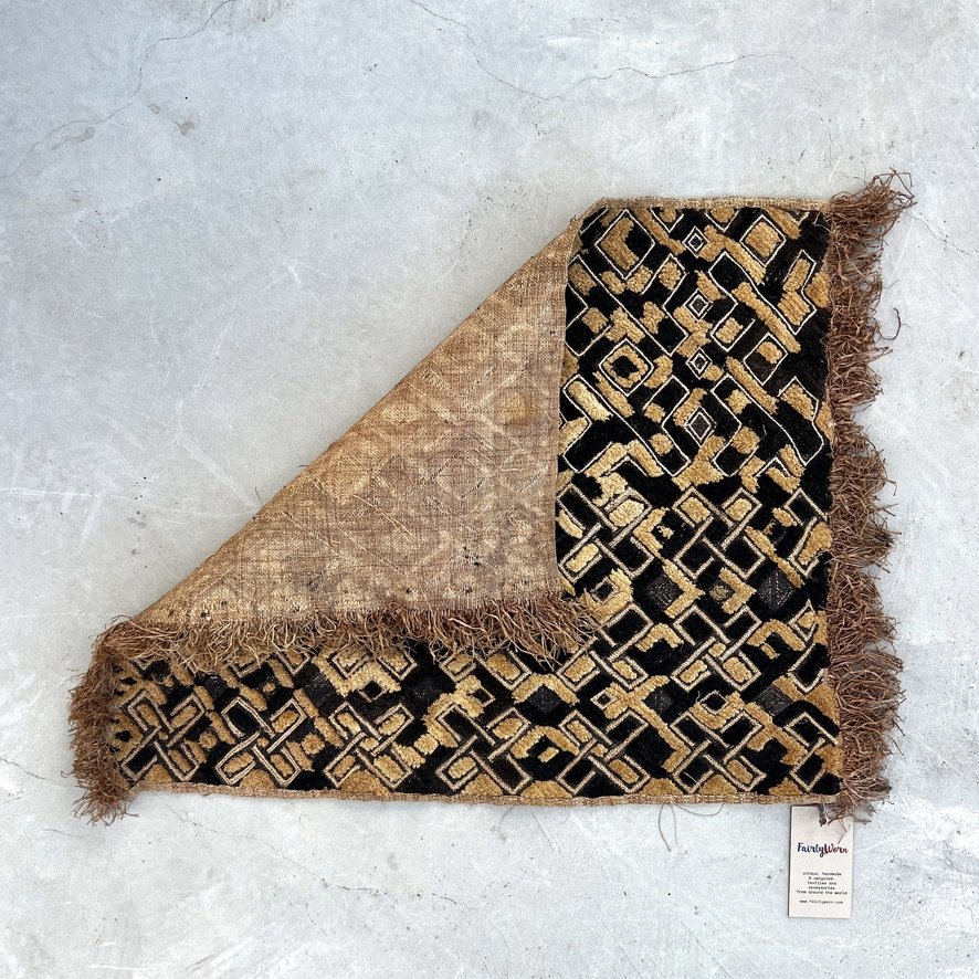Kuba cloth large with fringe edge folded over