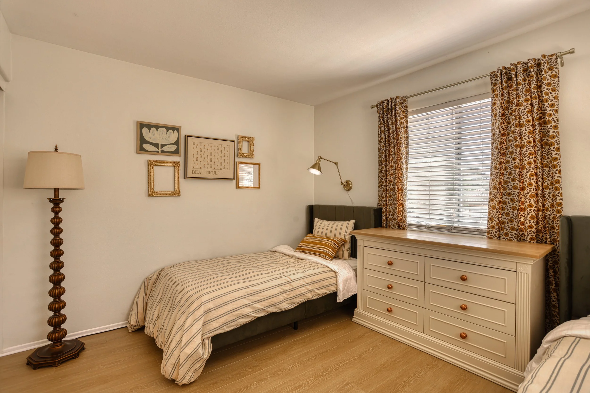 bright-guest-room.JPG
