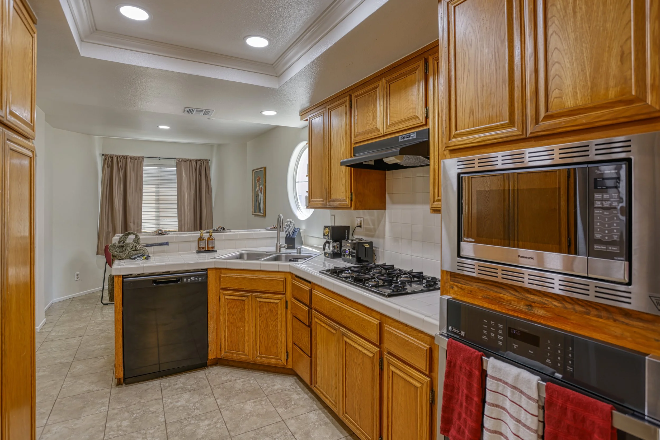 kitchen-with-breakfast-bar.JPG
