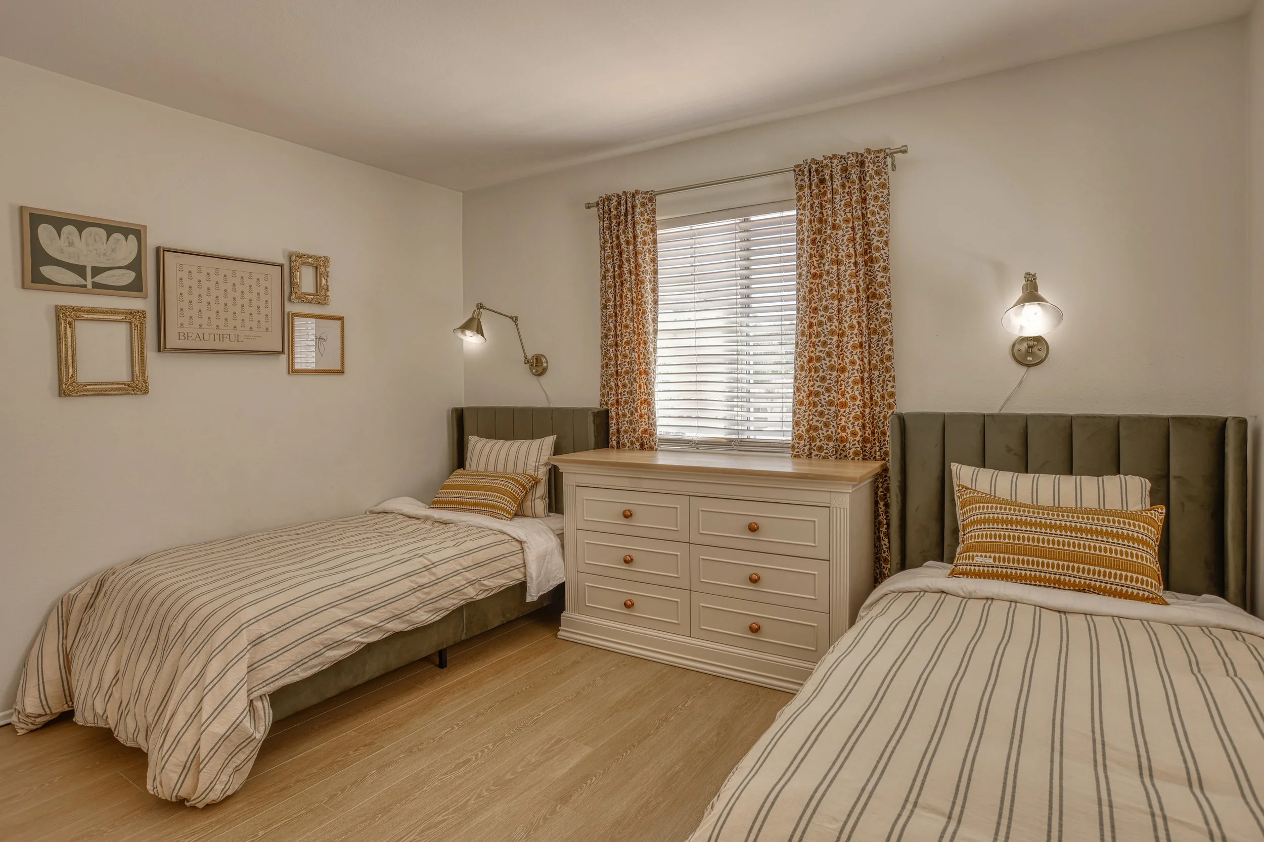 guest-suite-w-twin-beds.JPG