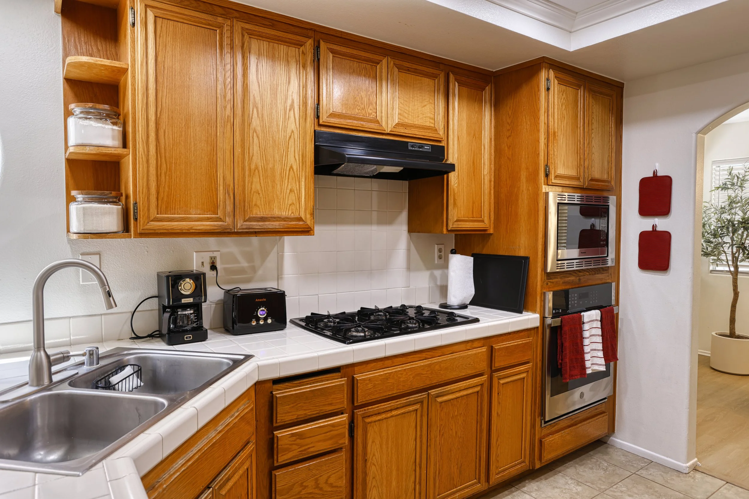 kitchen-with-double-sink.JPG
