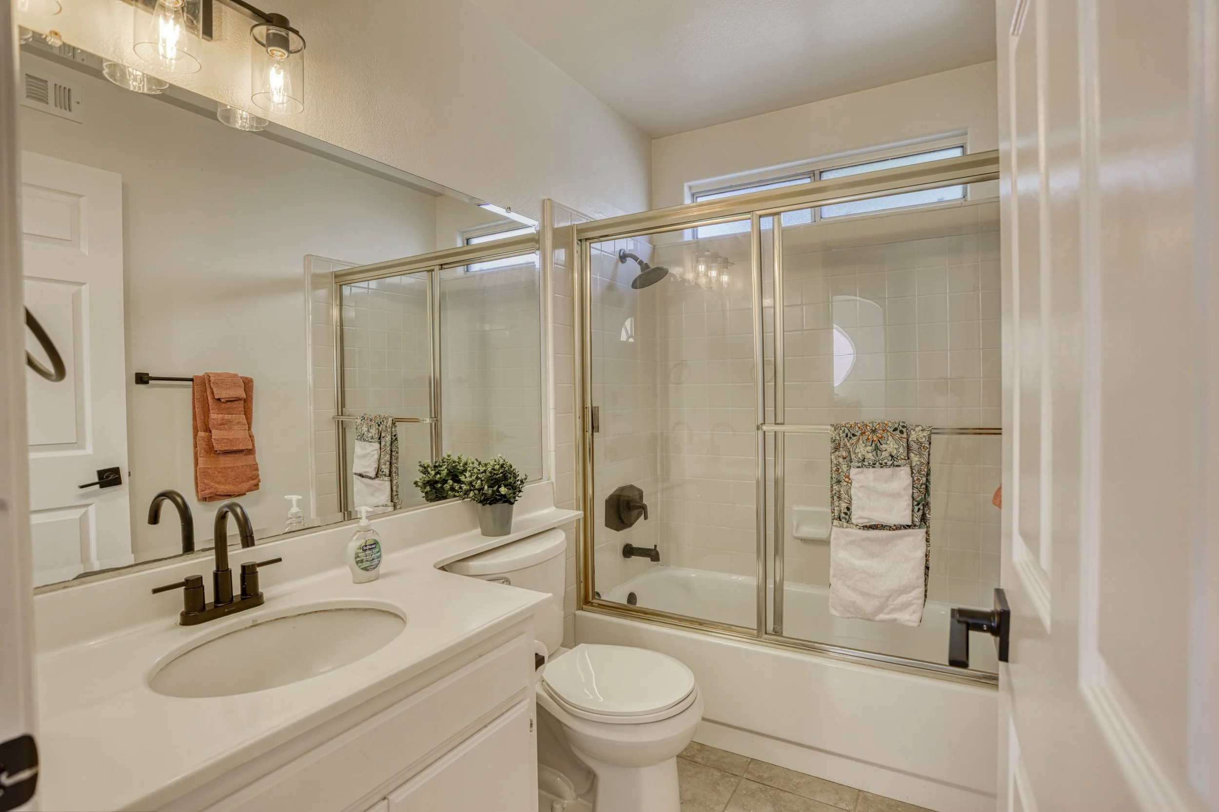 full-bathroom-with-tub.JPG