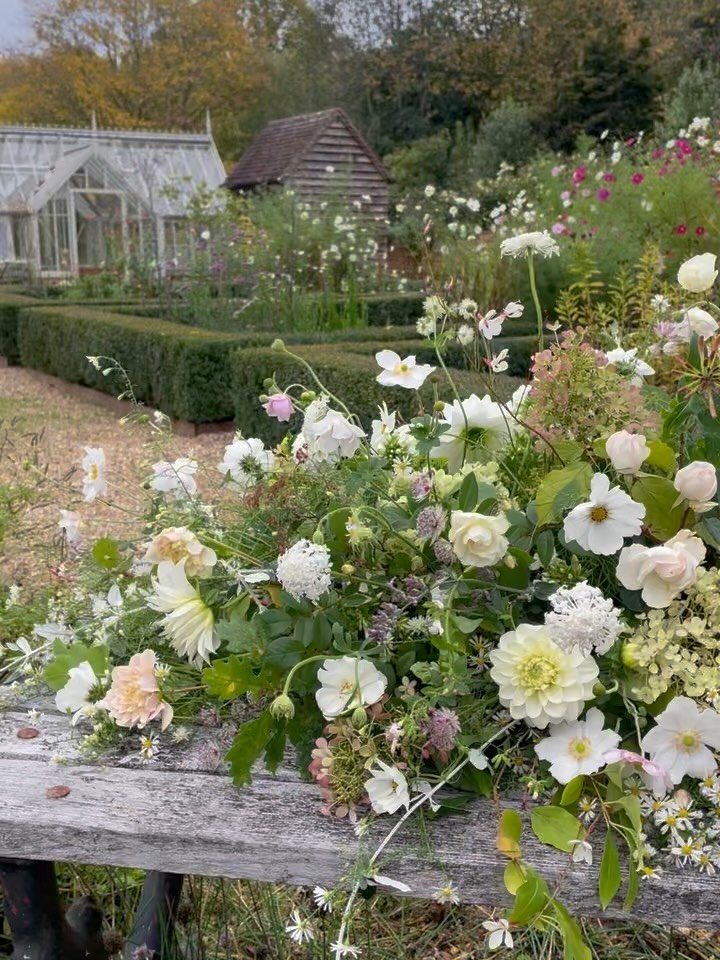 Farewell flowers 🤍

Lovely to have a family who knew she was so connected to her garden and wanted this to be as natural as possible. Truly special to make thank you.