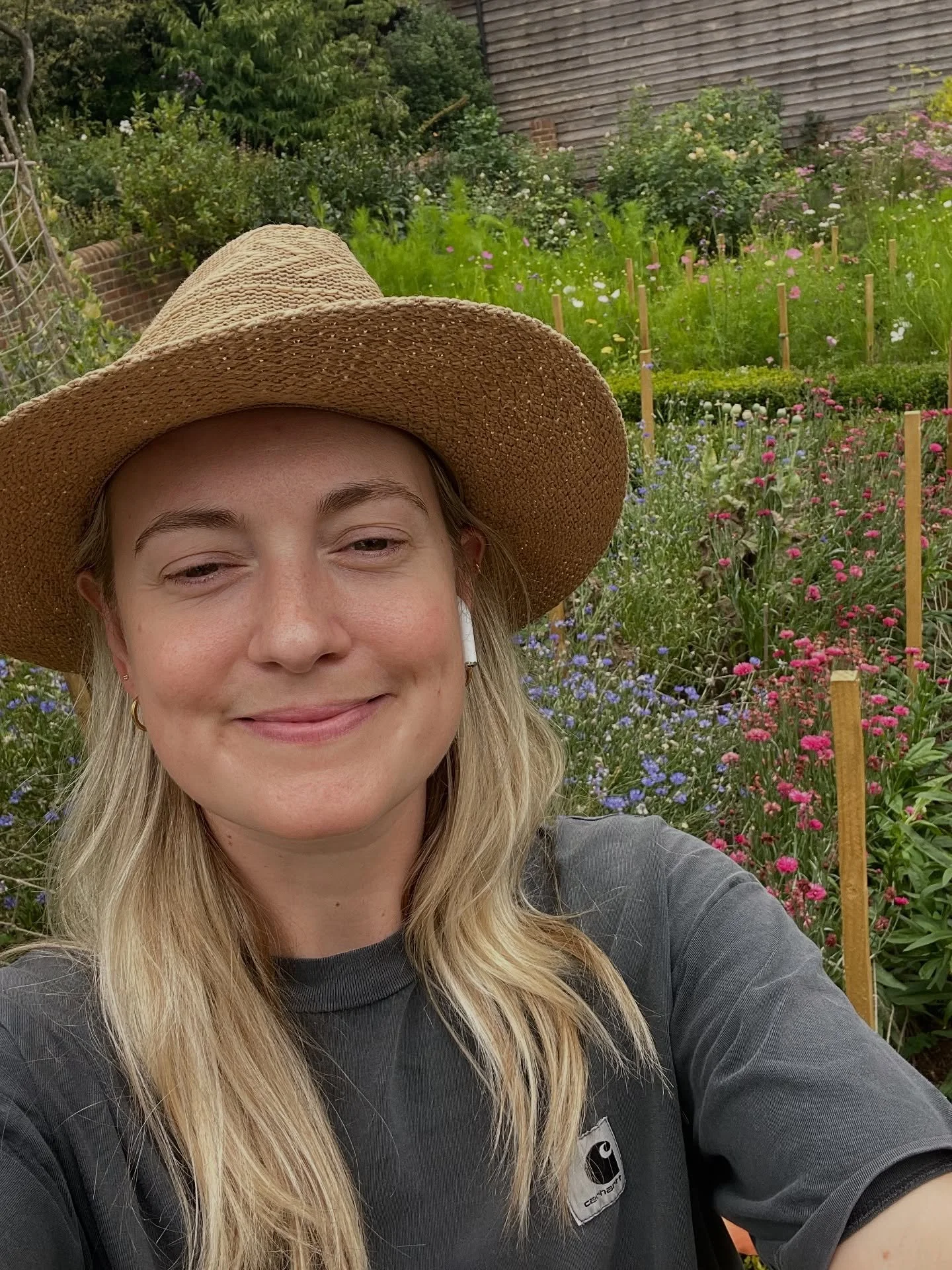 Summer 25 was filled with a lot of love ❤️ thank you.

1. Full of smiles picking in the garden 
2.Delicious birthday meal at @caravel_restaurant 
3. Harry&rsquo;s birthday cuddles 
4. June&rsquo;s wedding 
5. Tangling rose gorgeousnessssss
6. J&amp;G