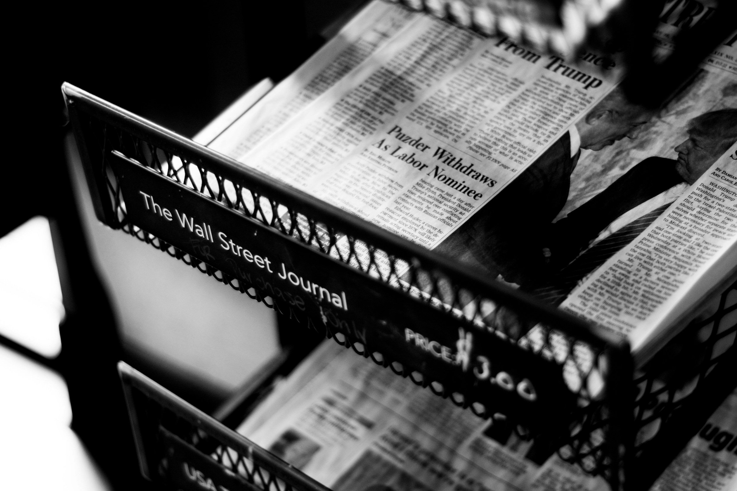 Understanding Proactive and Reactive Pitching: Choosing the Right Media Relations Strategy