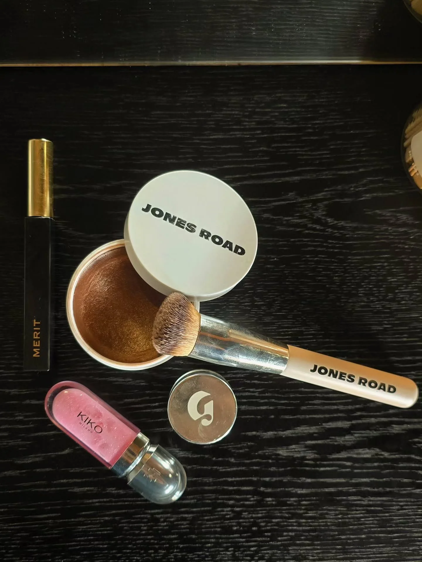 today's face heroes:

@jonesroadbeauty Miracle Balm Sunkissed on cheekbones, bridge of nose, eyelids, jawline &amp; hairline
@glossier Stretch Concealer where needed
@merit Mascara
@kikomilano Lipgloss

uncomplicated, quick &amp; just enough, sometim