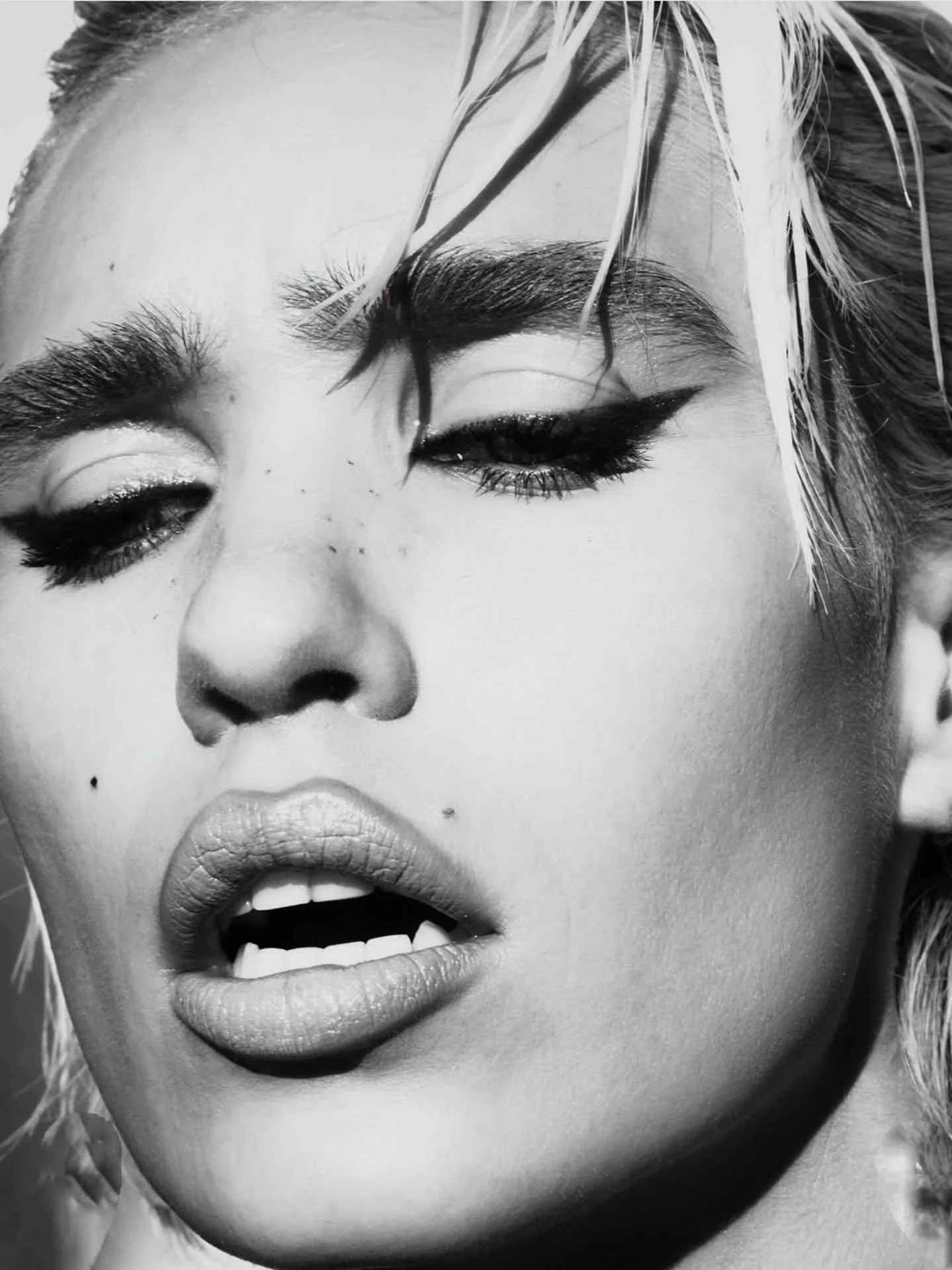 A little undone, a lot intentional.

Fluffy, lifted, doing their thing without trying too hard &mdash; just enough shape to frame, never to overpower.

@maxmade @bonnie_hansen.jpeg 

#justbrowsing #softisthenewstrong #eyebrows #naturalbrows