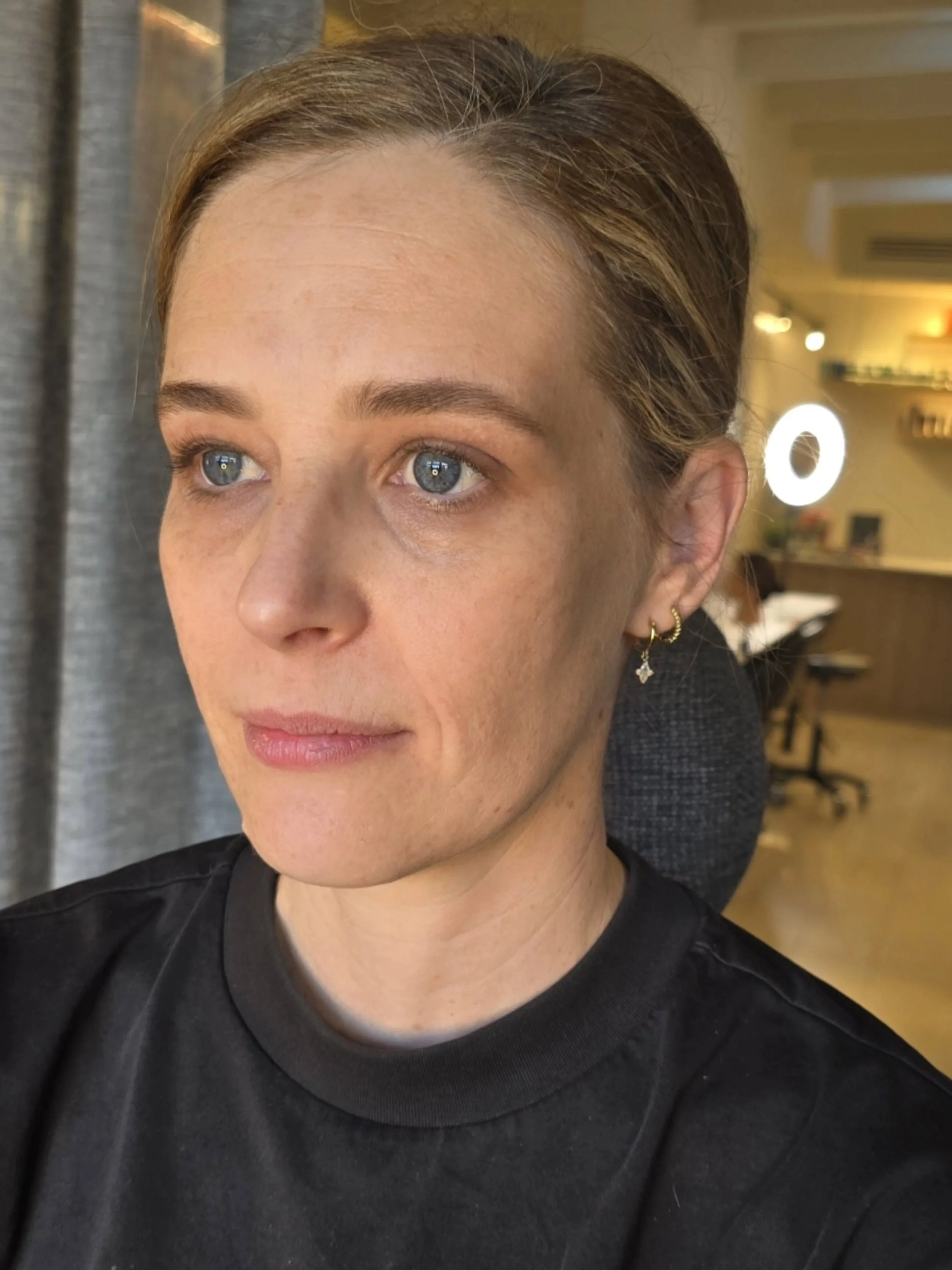 fresh tint. soft shape.
brows that frame the face without stealing the show.