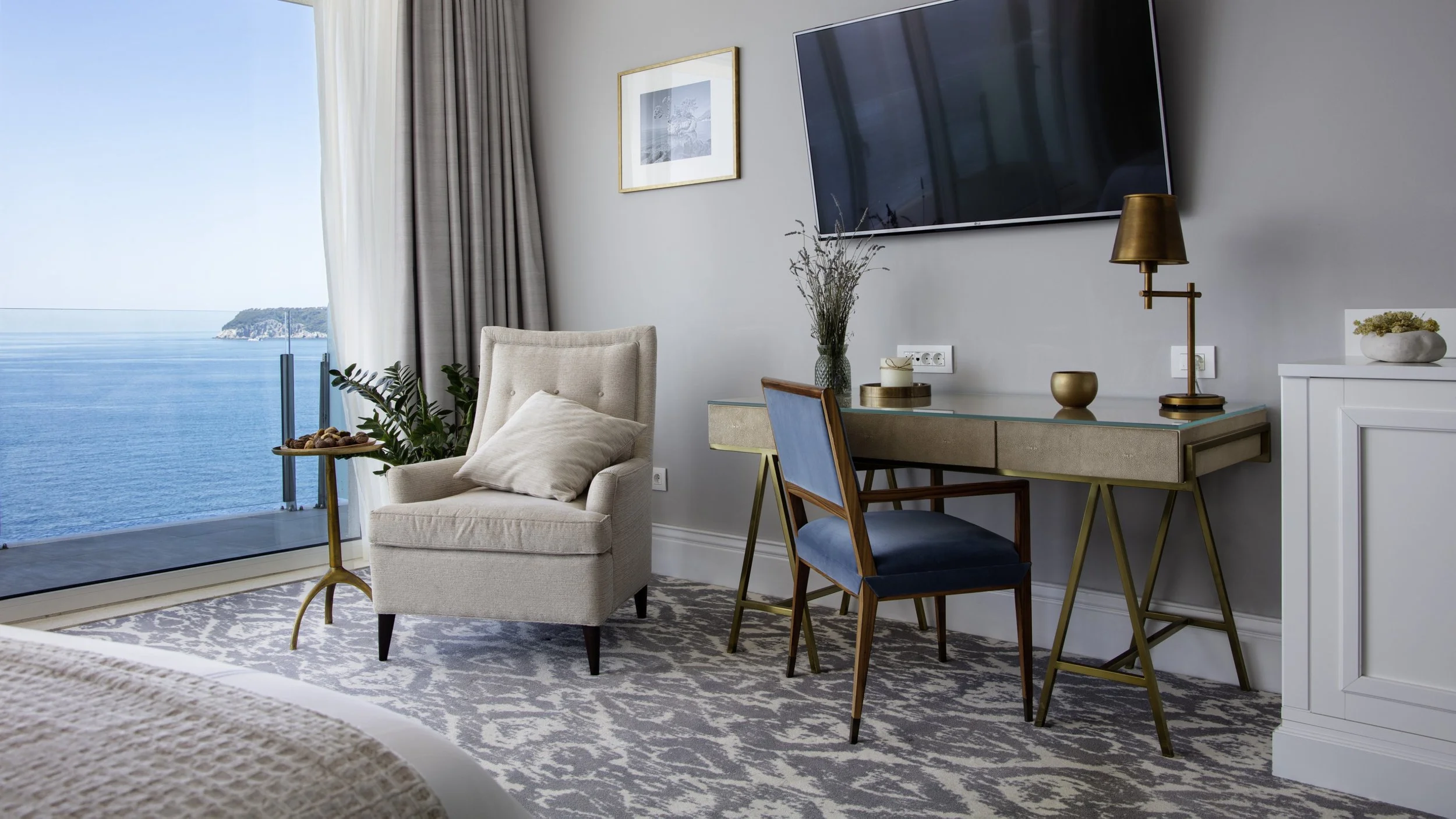 Royal Blue_Deluxe King Sea View Room_8.jpg