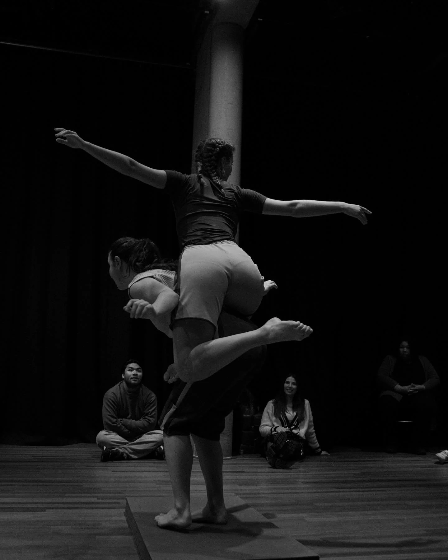 🎨 Stoepkrijtduet 🎨

Wat een groot feest waren de afgelopen 12 voorstellingen van stoepkrijtduet op basisscholen. We hebben zulke mooie verbindende momenten met de kinderen en leerkrachten gemaakt. Hieronder een paar op een rijtje: 
- Een meisje ble