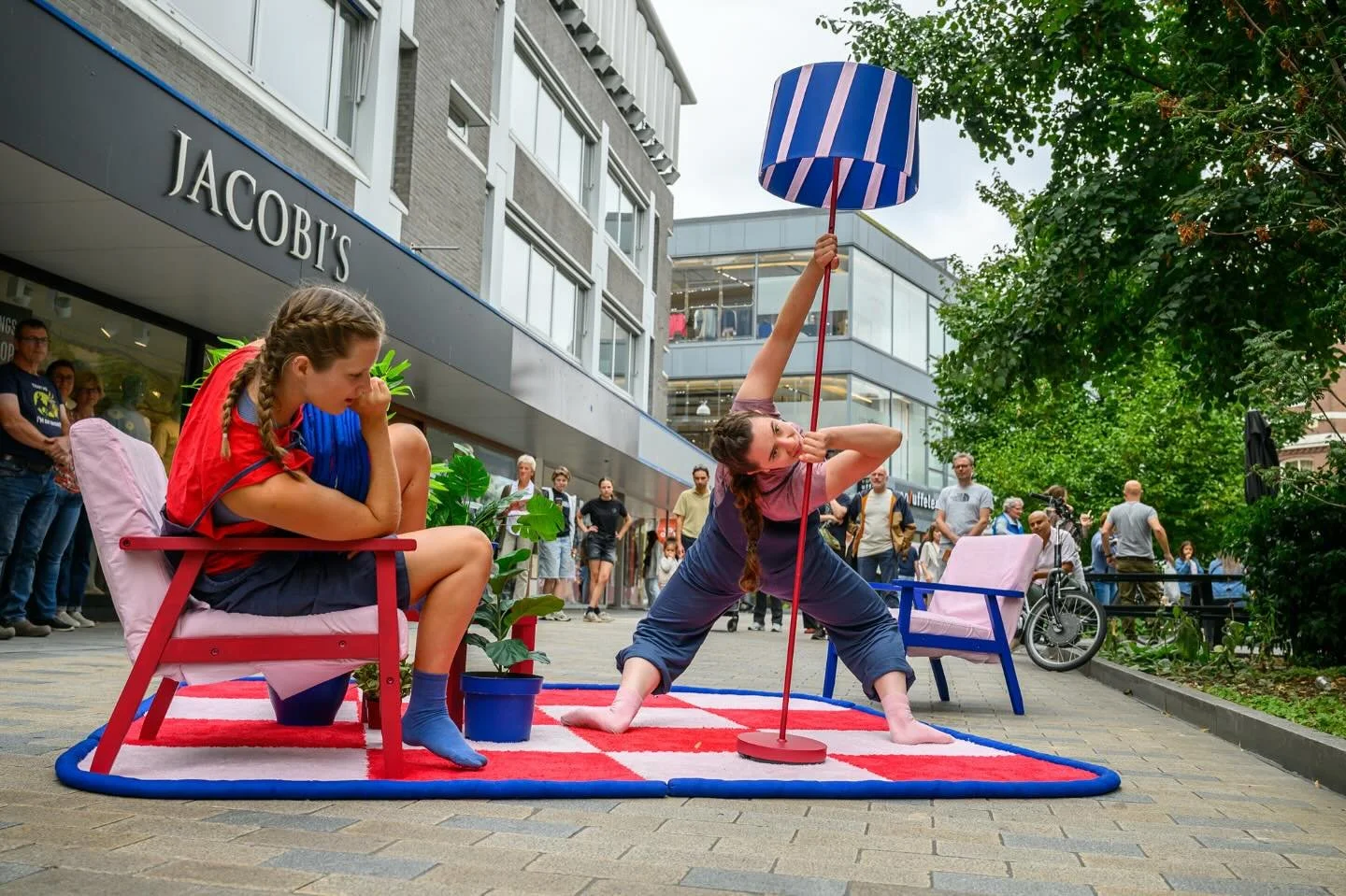 🛋️HELP! We gaan verhuizen🛋️

Een woonkamer op straat komt tot leven. Meubels schuiven, kantelen en dansen &ndash; van stoelen tot speelobjecten, van tapijten tot wandelpaden. In deze vrolijke, chaotische en interactieve dansvoorstelling herscheppen