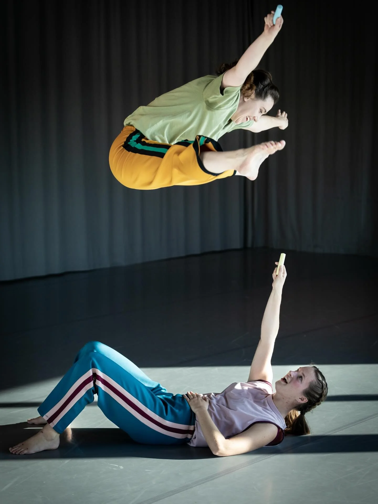 Vorige week woensdag hebben we zoooooooo veel lol gehad. We mochten onze liefde voor dans delen met de camera. We hebben foto&rsquo;s laten maken van onze voorstelling STOEPKRIJTDUER. En de credits van deze prachtige foto&rsquo;s gaan echt naar Noor.