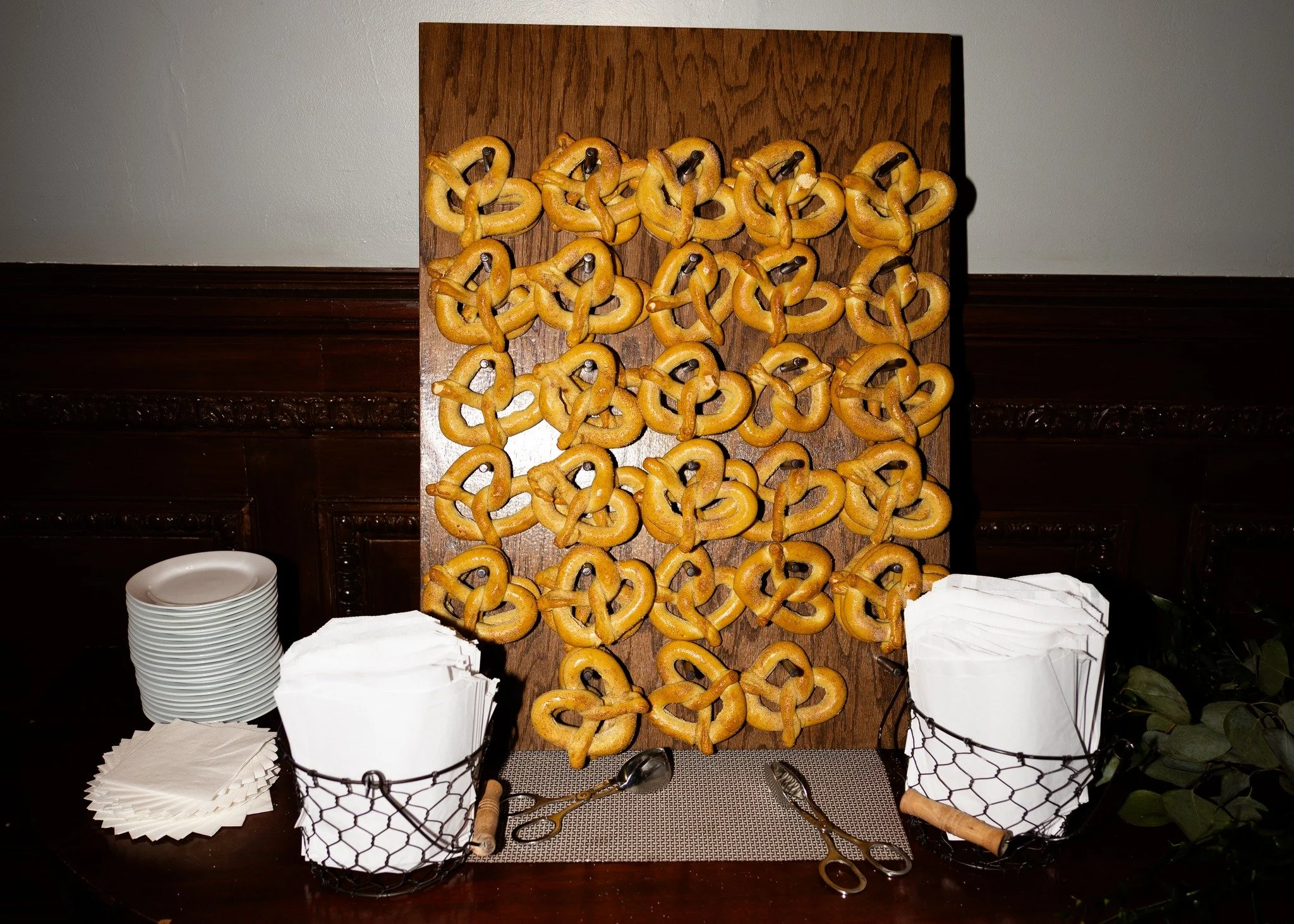 cinnamon sugar pretzel wall? yes, please! 🥨