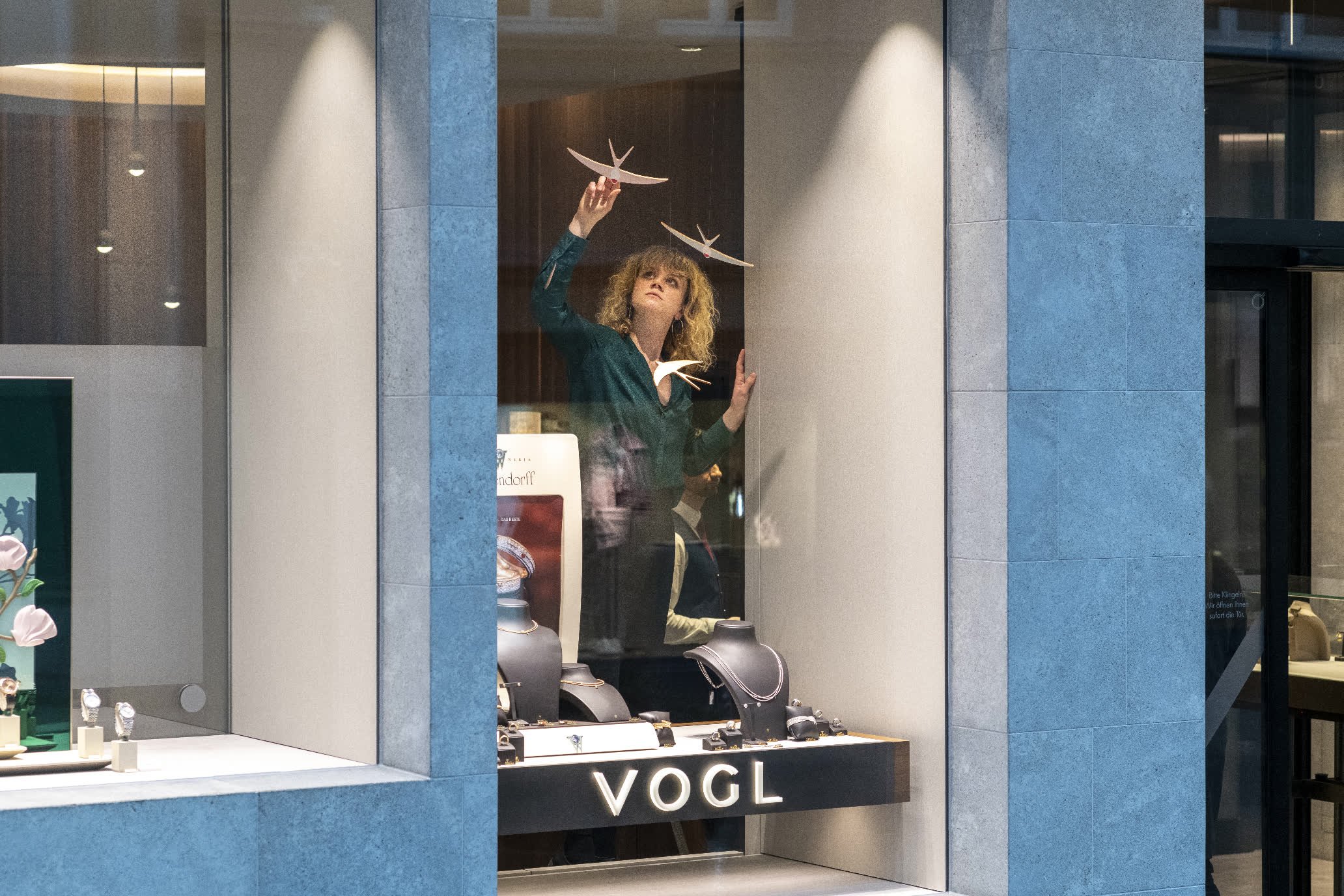 Werbefotografie neuer Schaufensterdekoration von Juwelier Vogl
