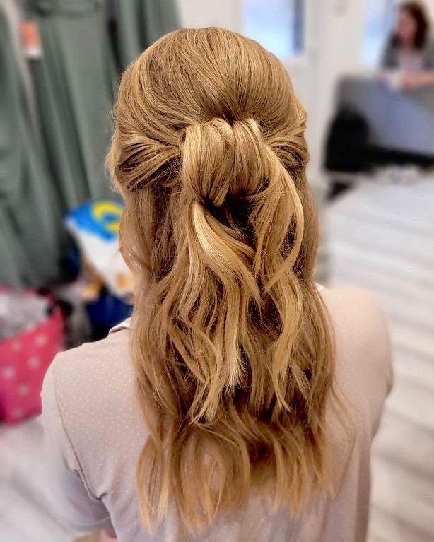 Soft waves, soft hairstyle. Who said less is more? Because they were right ✨ #effortlesshair #bridalhair #fyp #gettingmarried2024 #bridal #weddinginspo #Londonbride