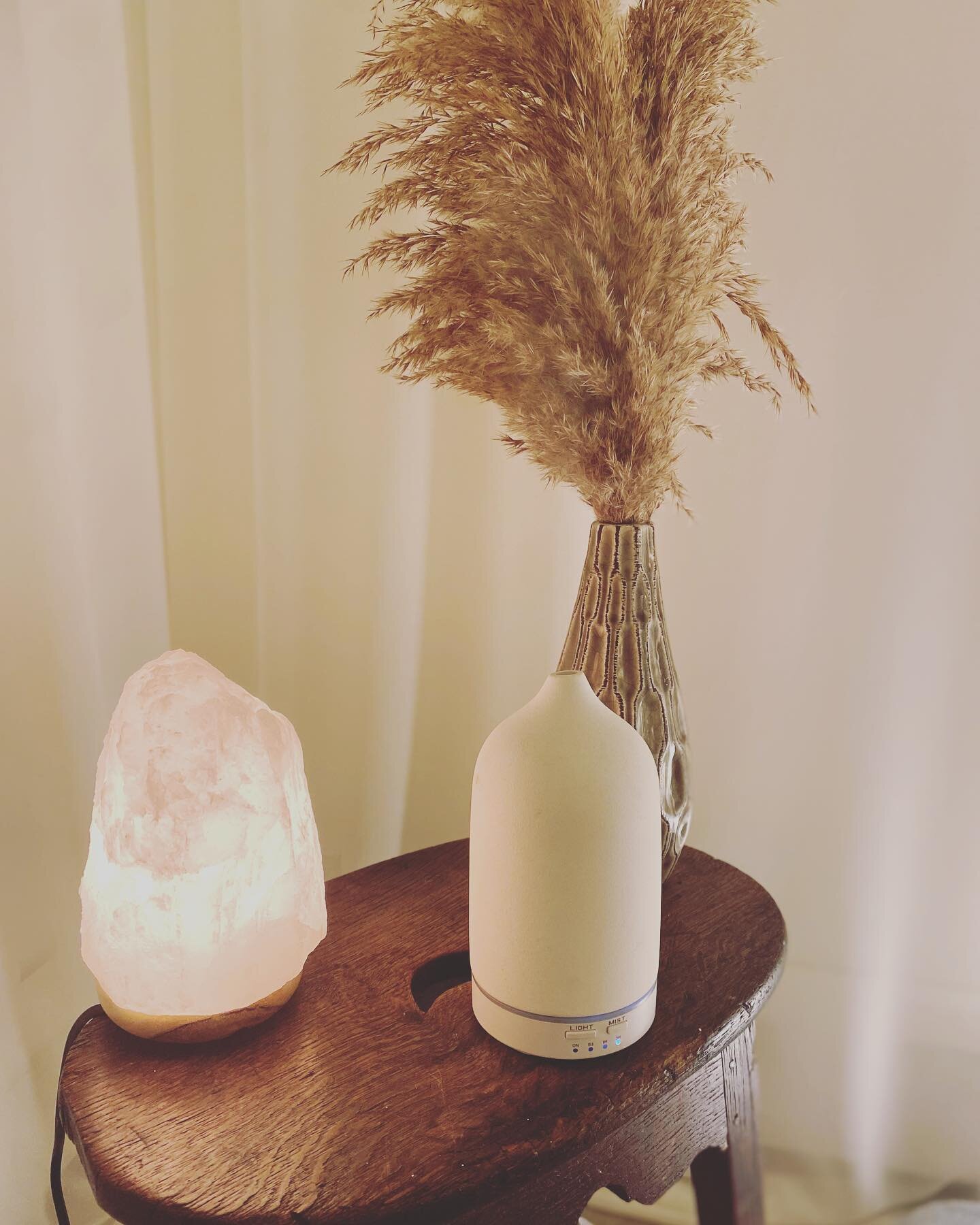 Celebrating Imbolc in the therapy room today with a beautiful Spring diffuser blend 🍃🪷🌷🌱
Which I&rsquo;m also using for my Spring Awakening aromatherapy candle&hellip;the good news is you can purchase one on 19/02/23 
@the.crystal.sanctuary 
Mind