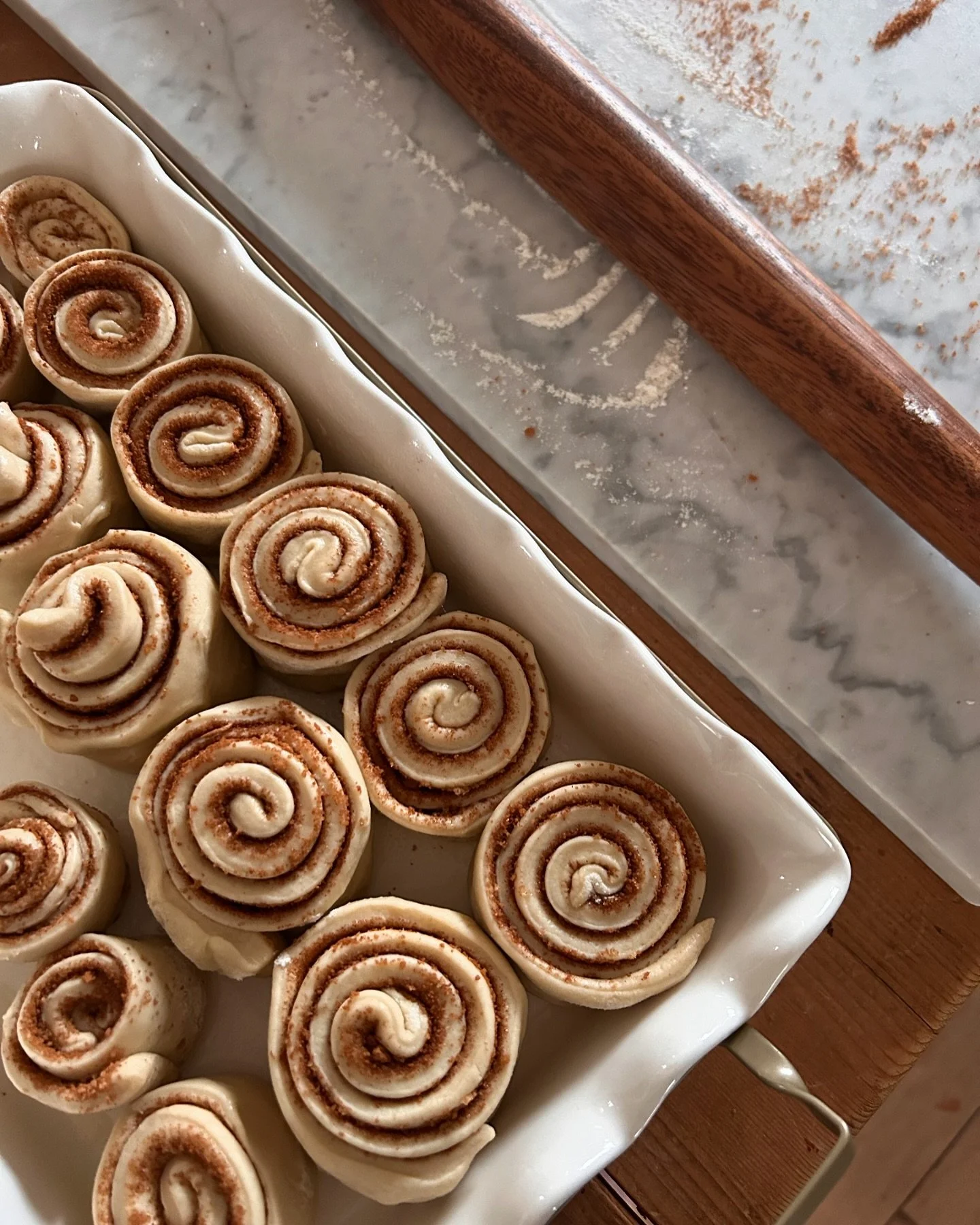 Les premi&egrave;res brioches de la saison m&eacute;ritaient leur place permanente ici. Si je pouvais vous envoyer l&rsquo;odeur 😌 Je fais la recette de @farmhouseonboone qui utilise du rejet de levain.