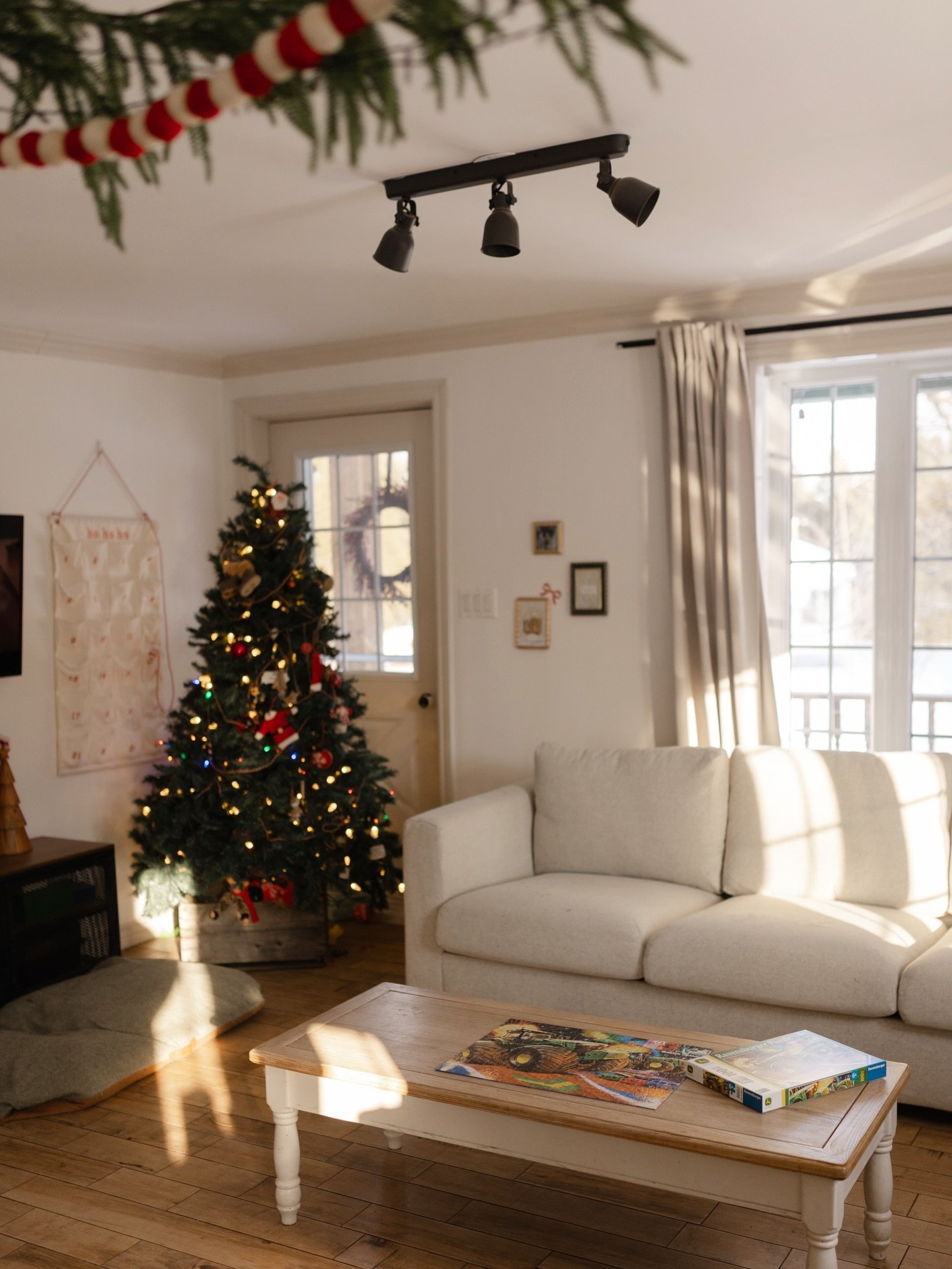 No&euml;l arrive &agrave; grand pas et &ccedil;a se fait sentir ici, beaucoup de temps cozy et d&rsquo;odeurs de pains et de biscuits dans la maison ✨