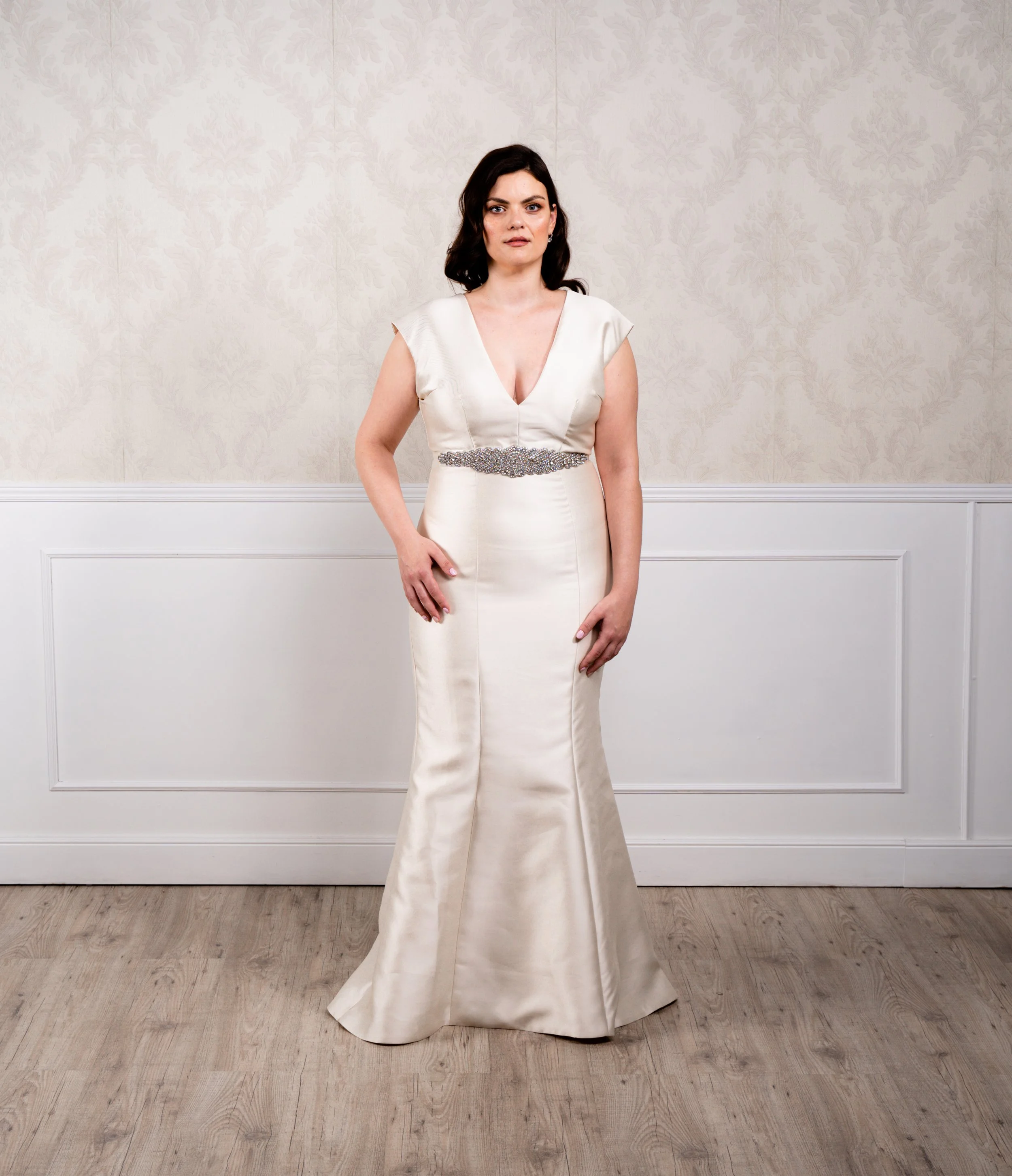 Vestido de silueta sirena elaborado en mikado en color champagne, con tirante ancho y cola desmontable