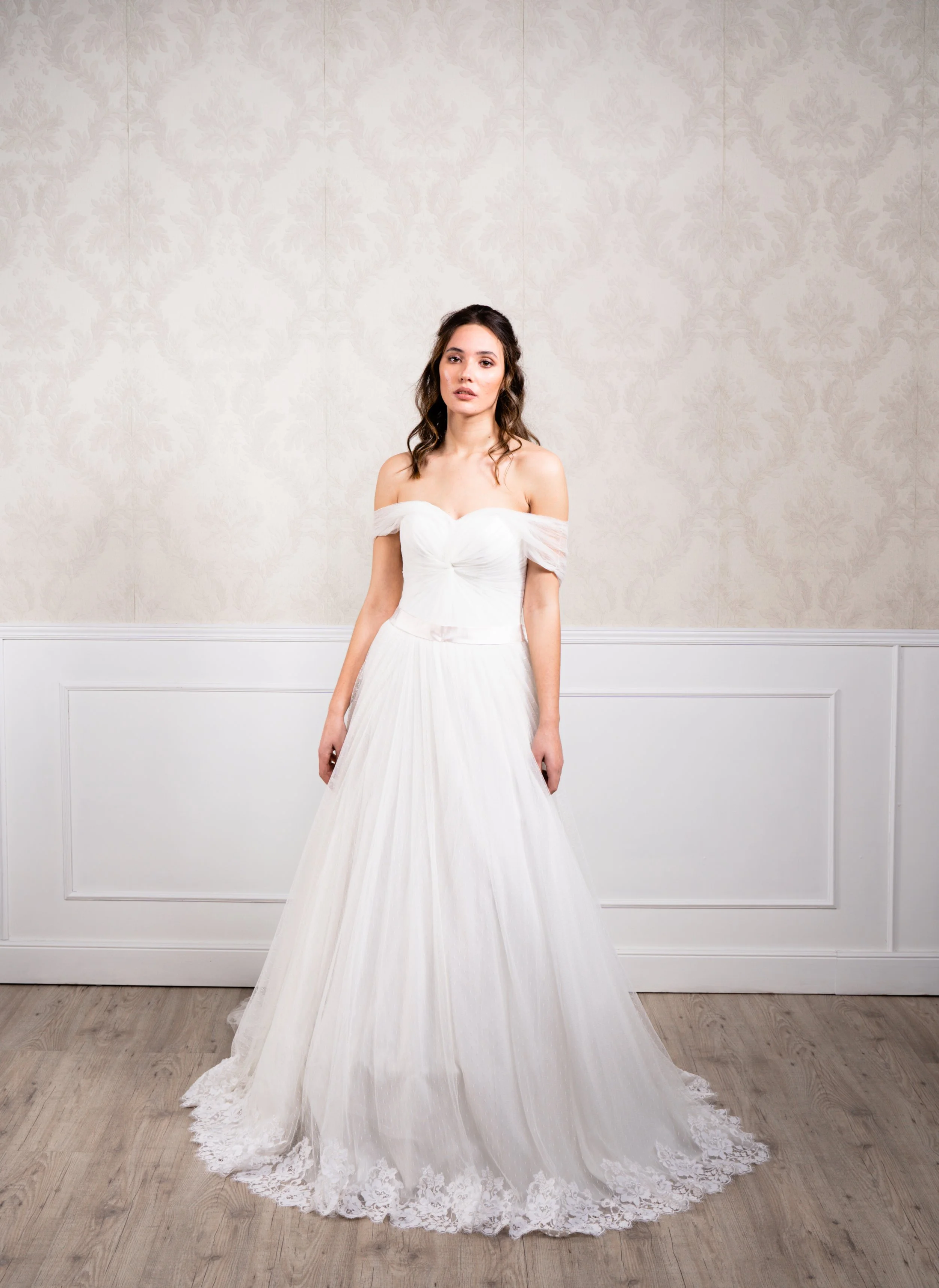 Vestido de corte en A elaborado con tul plumeti en la falda y tul suave en el cuerpo, acompañado de puntilla de encaje en el bajo y tirantes fantasia.