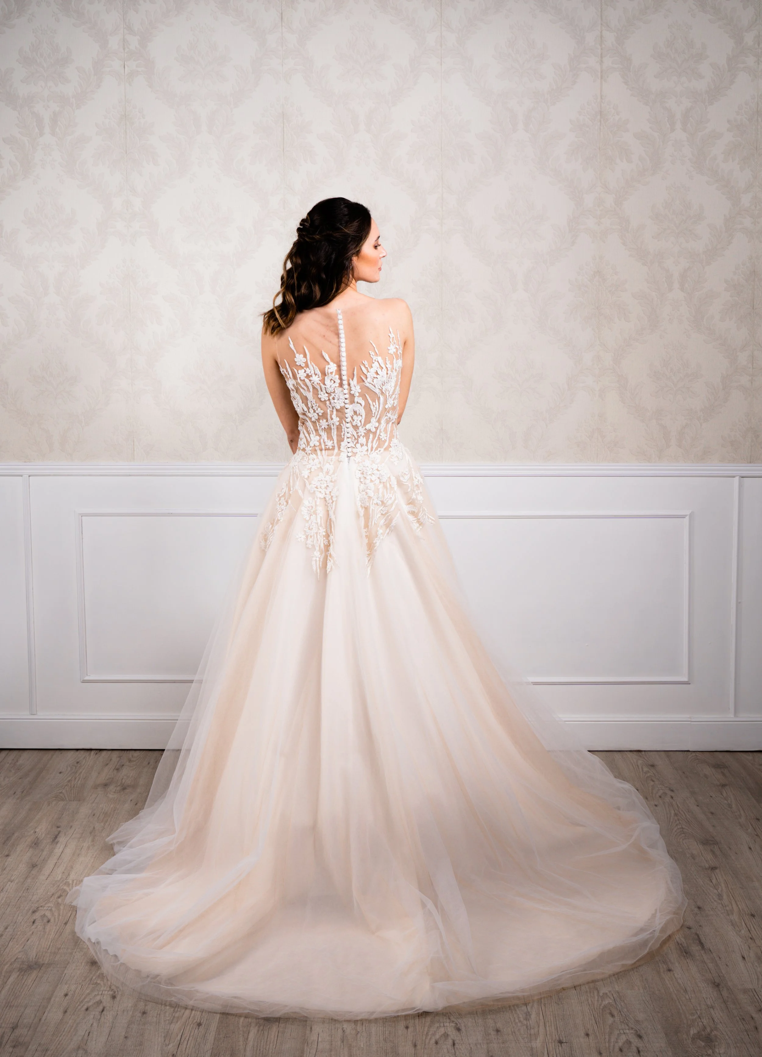 Vestido de corte en A elaborado con distintos tonos de tul blanco y toffe, cuerpo efecto piel de encaje de algodón blanco con pedrería blanca.