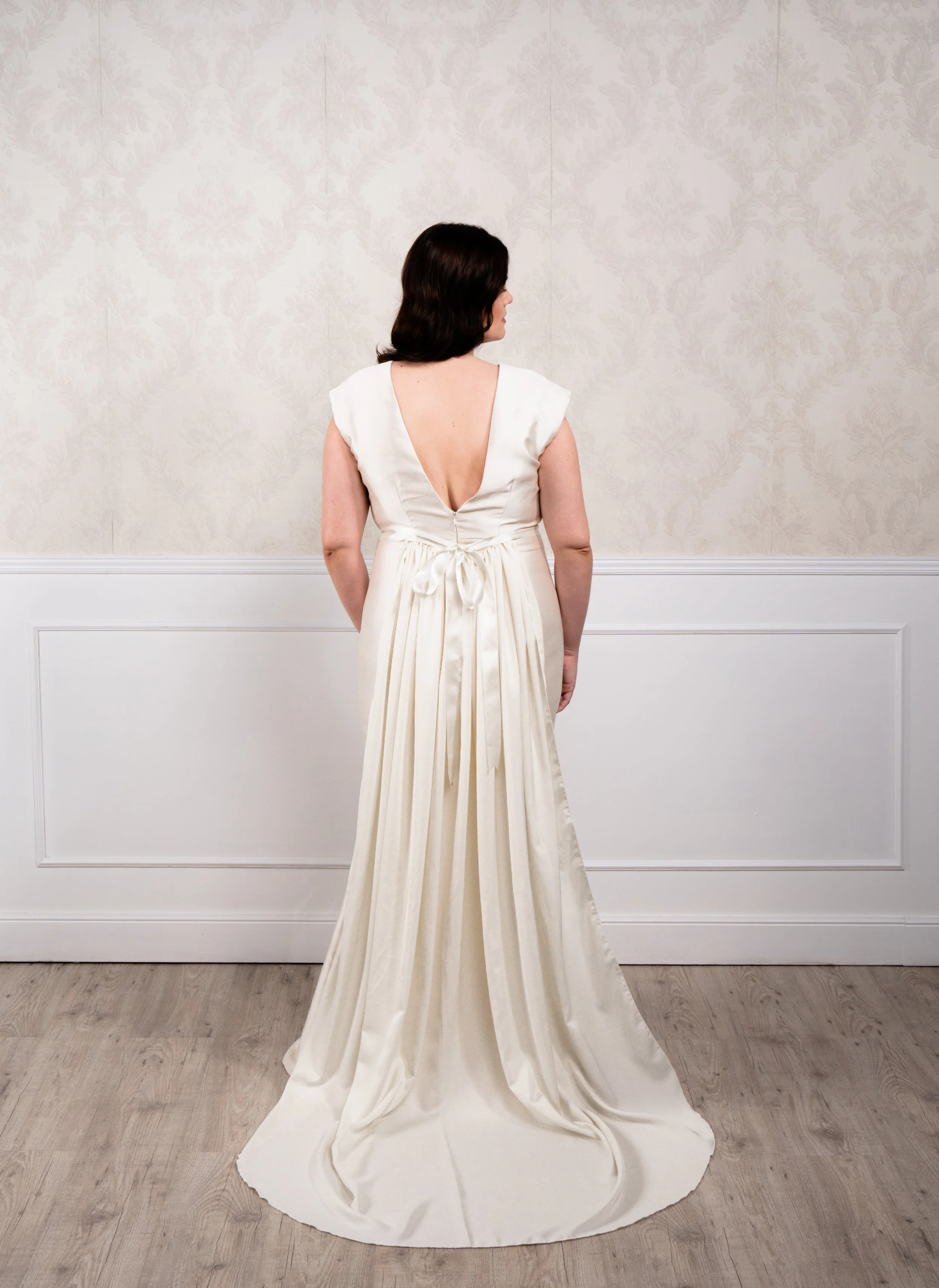 Vestido de silueta sirena elaborado en mikado en color champagne, con tirante ancho y cola desmontable