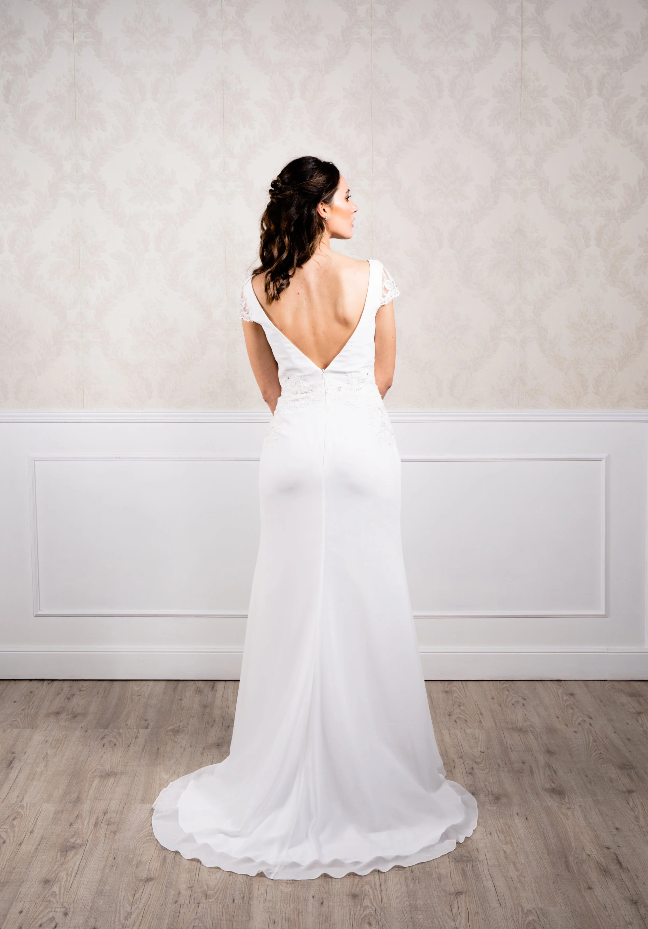 Vestido con corte recto y escote en espalda, elaborado con chiflon y gasa y detalle de encaje blanco en costados.