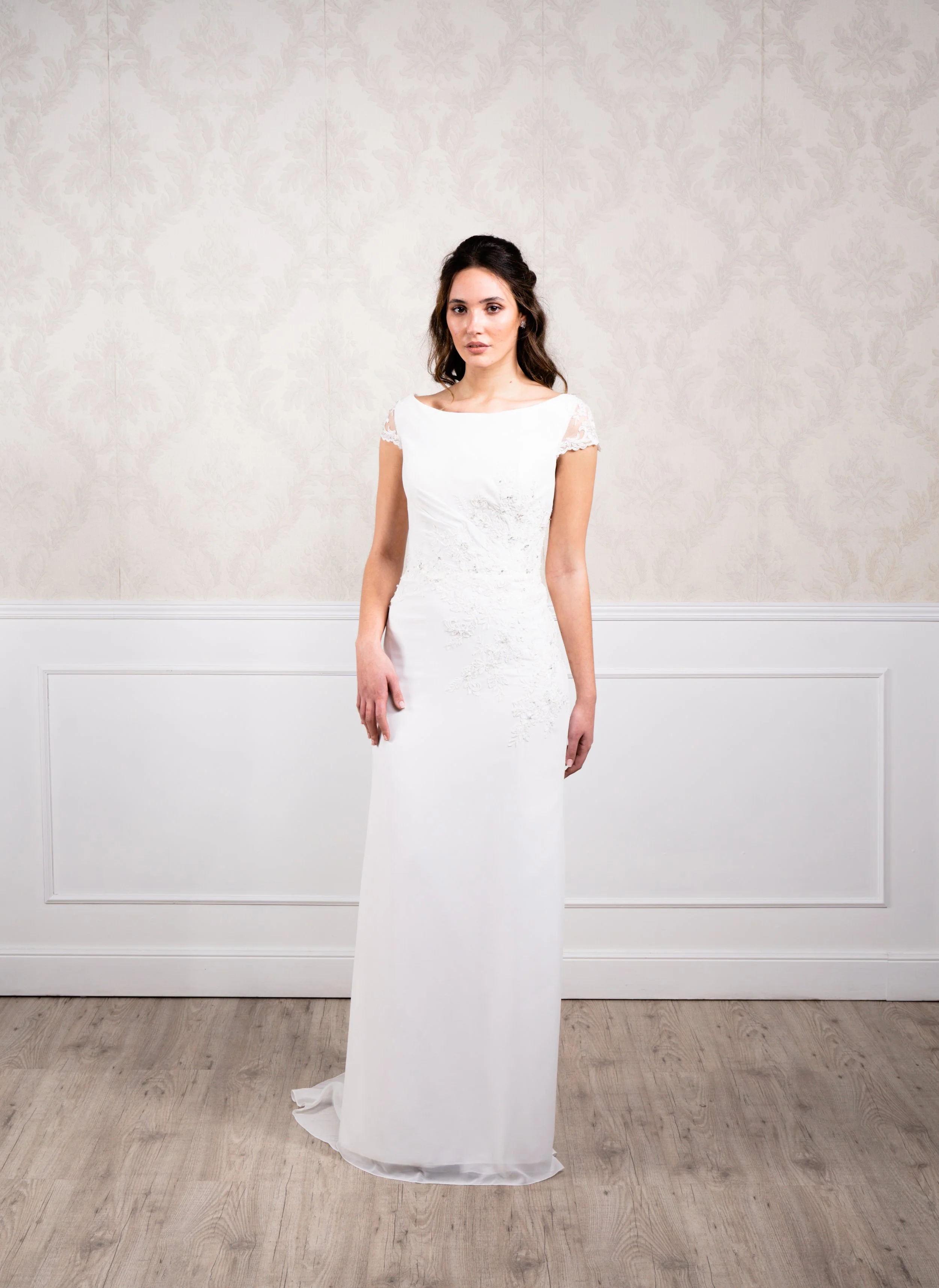 Vestido con corte recto y escote en espalda, elaborado con chiflon y gasa y detalle de encaje blanco en costados.