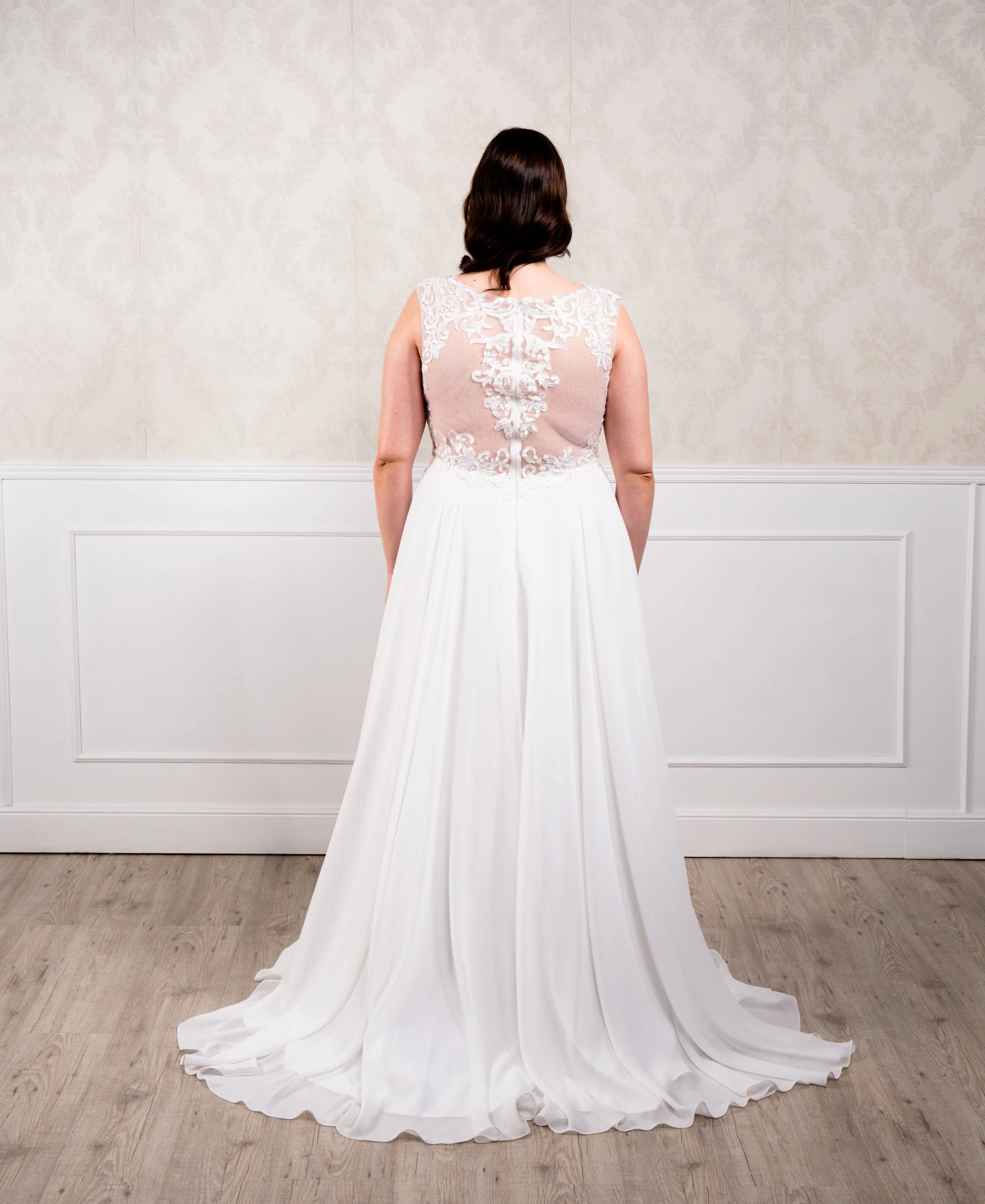 Vestido con corte en A elaborado con chiflón, manga sisa y encaje en costados y bordado en tul por la espalda.