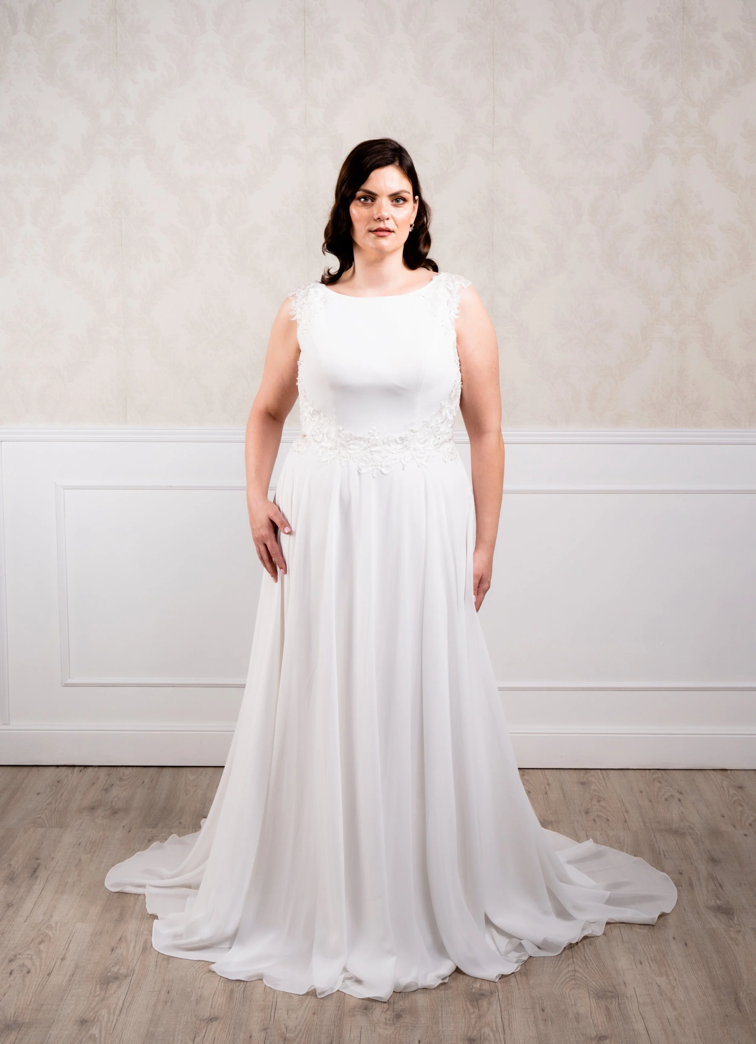 Vestido con corte en A elaborado con chiflón, manga sisa y encaje en costados y bordado en tul por la espalda.