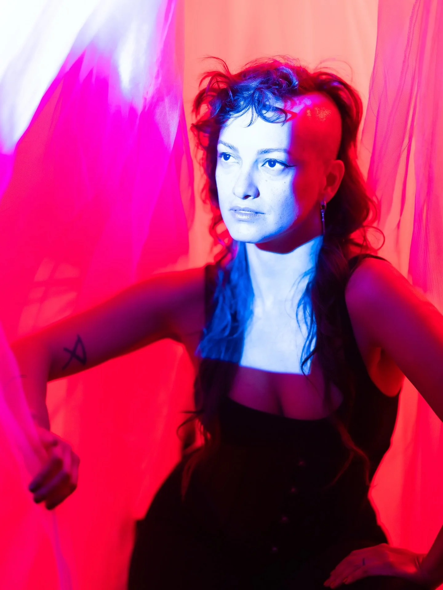 It&rsquo;s giving cyberpunk chic⛓️👩🏽&zwj;🎤🖤
Photographer: @artistjulietafumberg

#photography #portraitphotography #latinaartist #cyberpunk #cyberpunkers #alternativemodel #creativeportraits #creativephotography #artcollaboration #artportraits #a